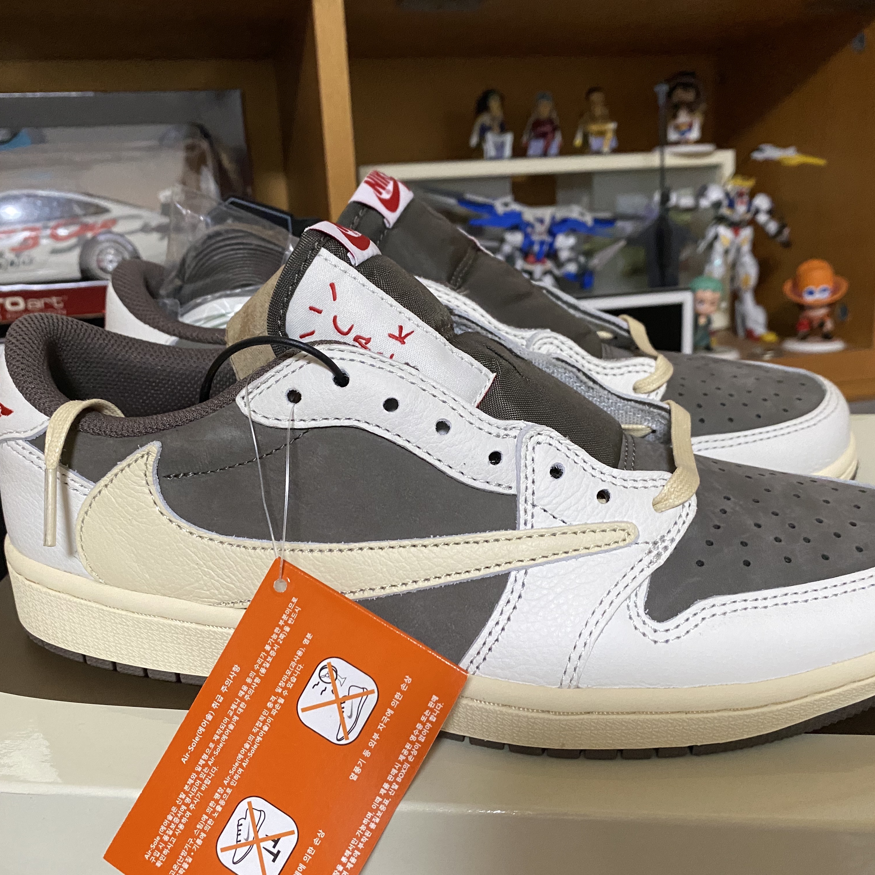 Jordan 1 x Travis Scott Retro Low OG SP Sail and Ridgerock 착용 스타일