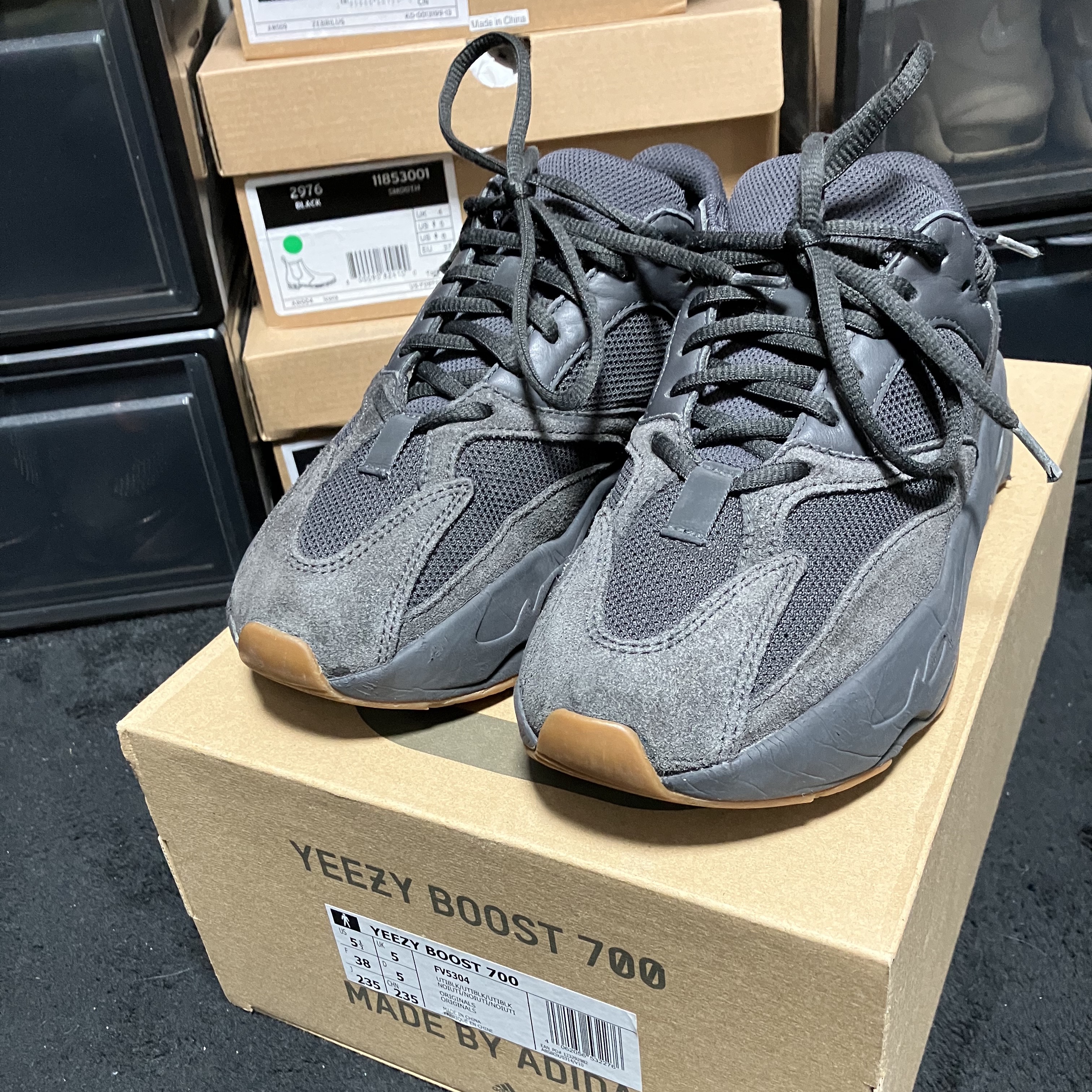 Adidas Yeezy Boost 700 Utility Black 착용 스타일