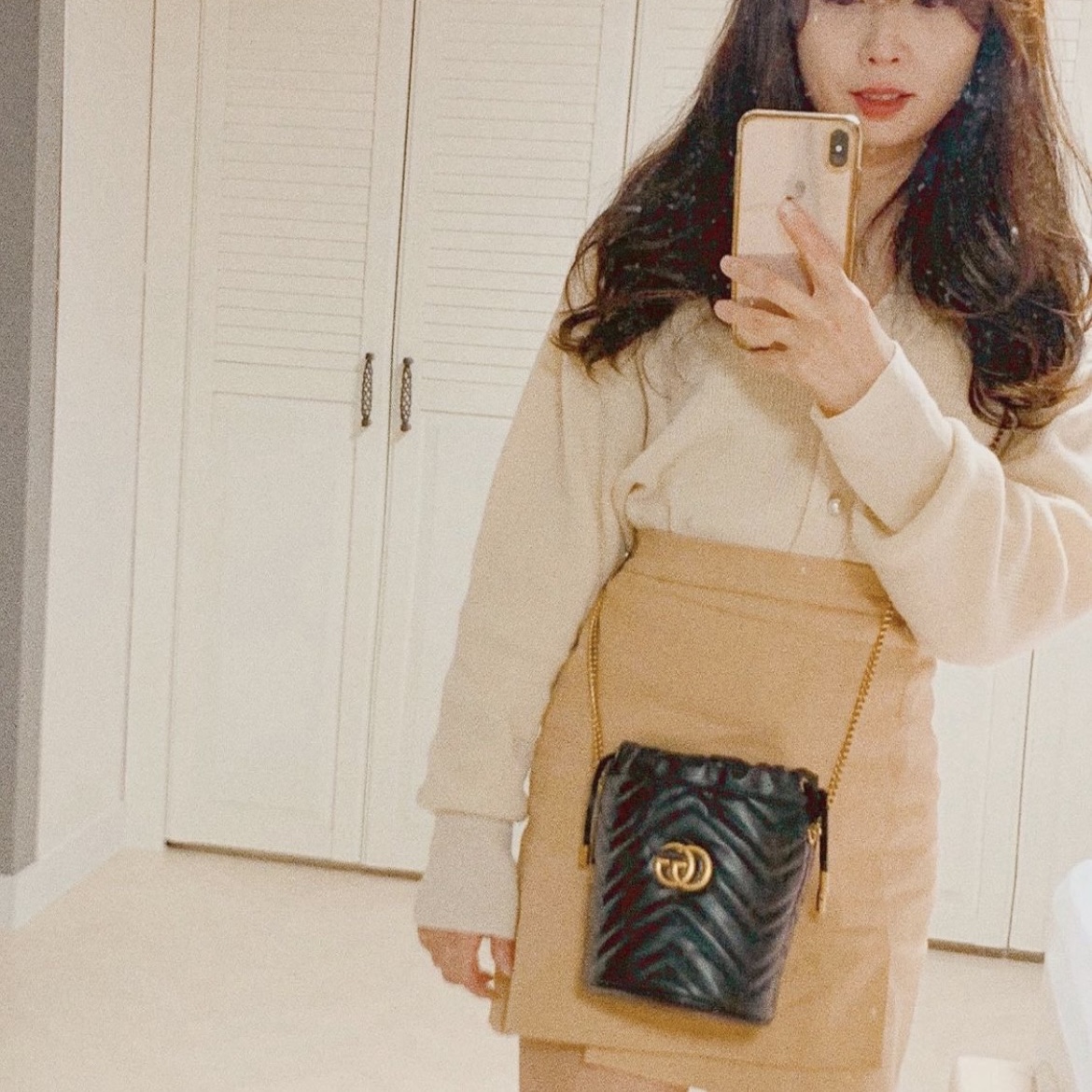 Gucci GG Marmont Matelasse Mini Bucket Bag Black 착용 스타일