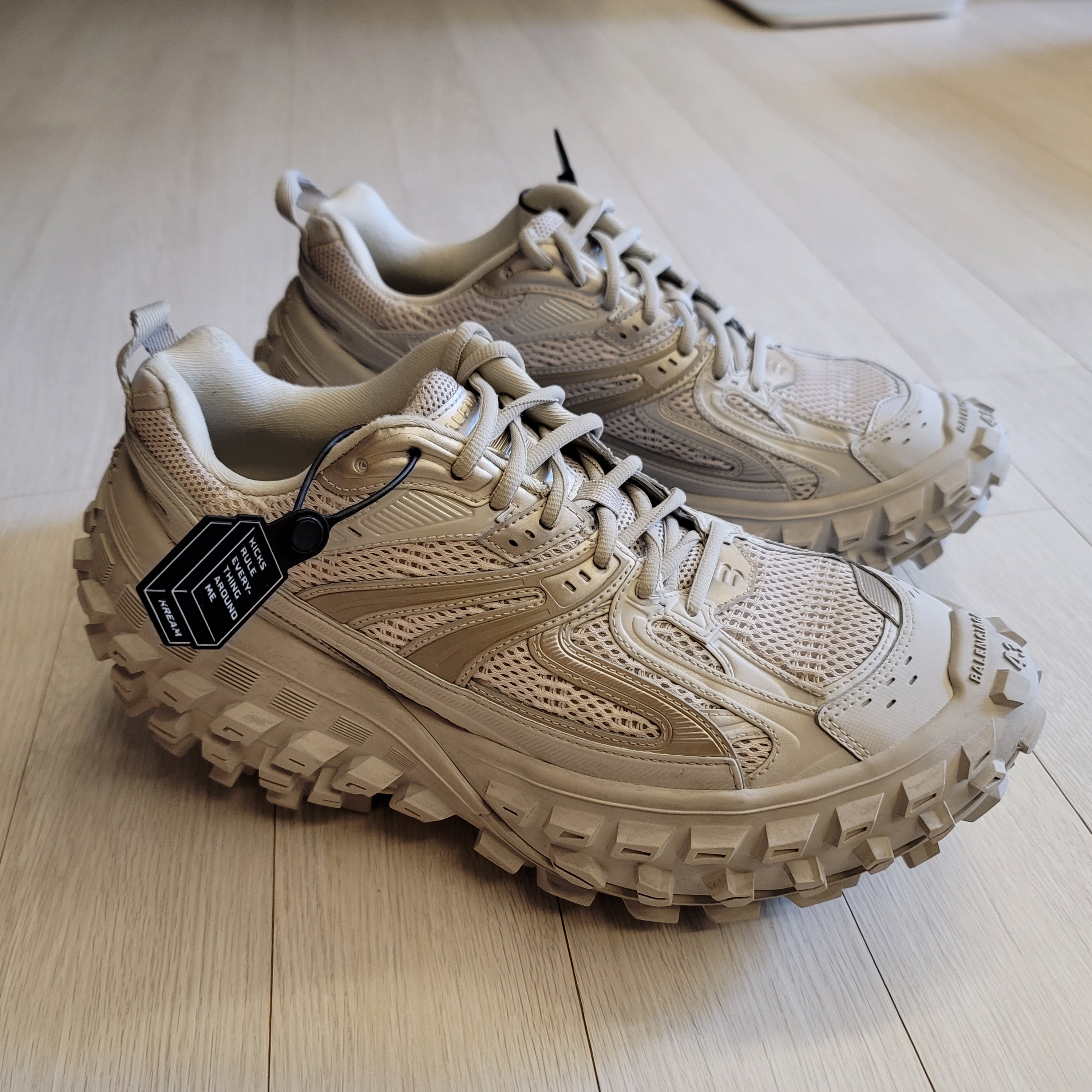 Balenciaga Defender Sneakers Beige, Balenciaga Runner Sneakers Grey Burgundy 착용 스타일 - 2