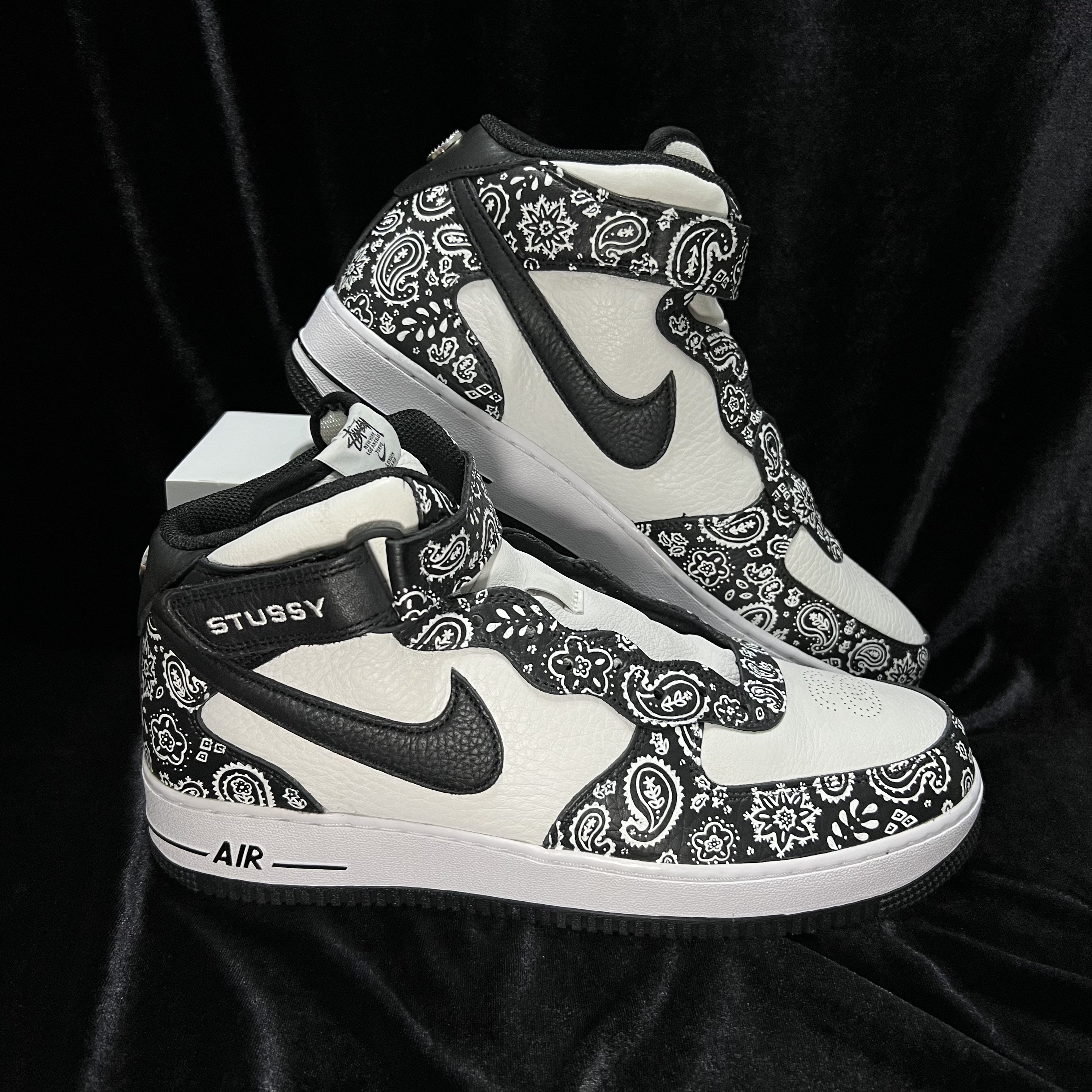 Nike x Stussy Air Force 1 '07 Mid SP Black and Light Bone 착용 스타일 - 1
