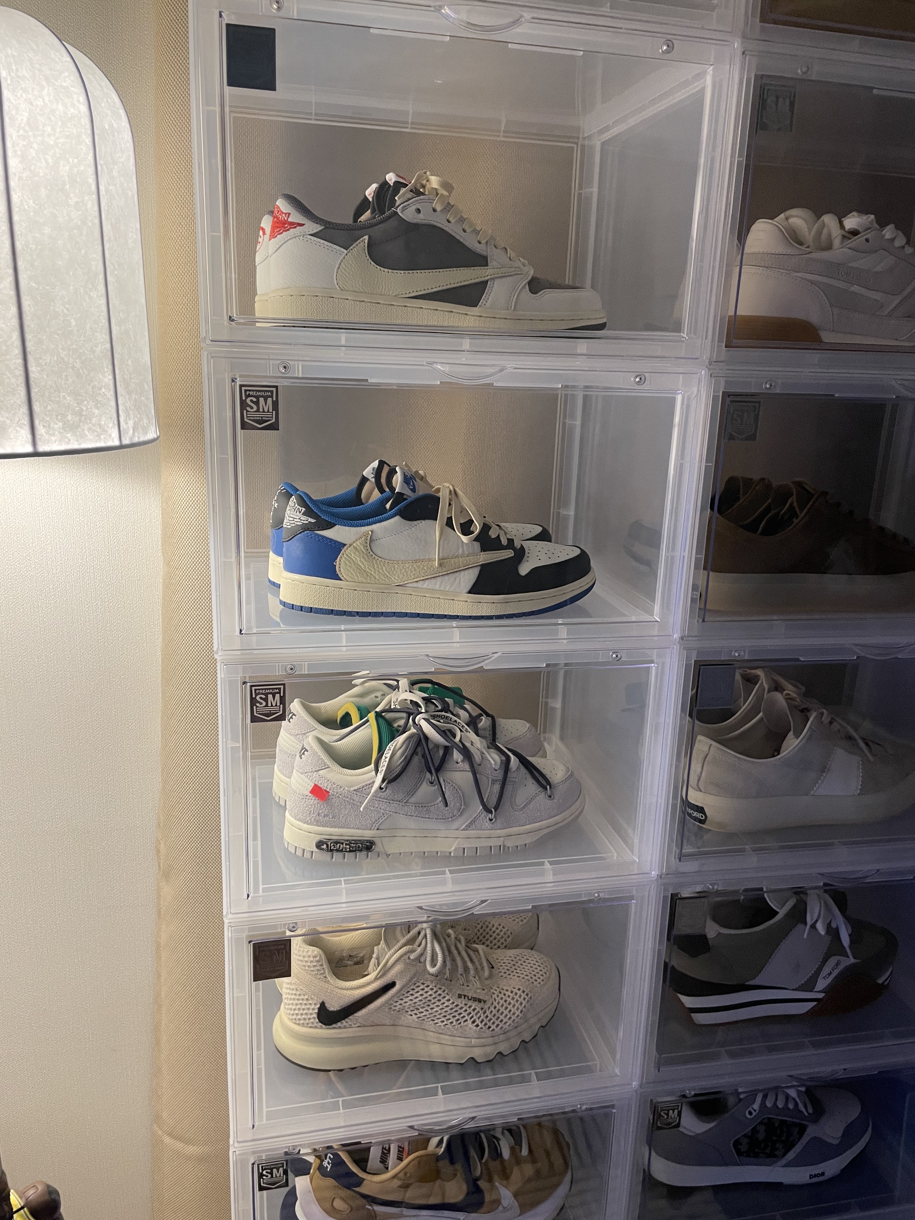 Jordan 1 x Travis Scott Retro Low OG SP Sail and Ridgerock 착용 스타일 - 2