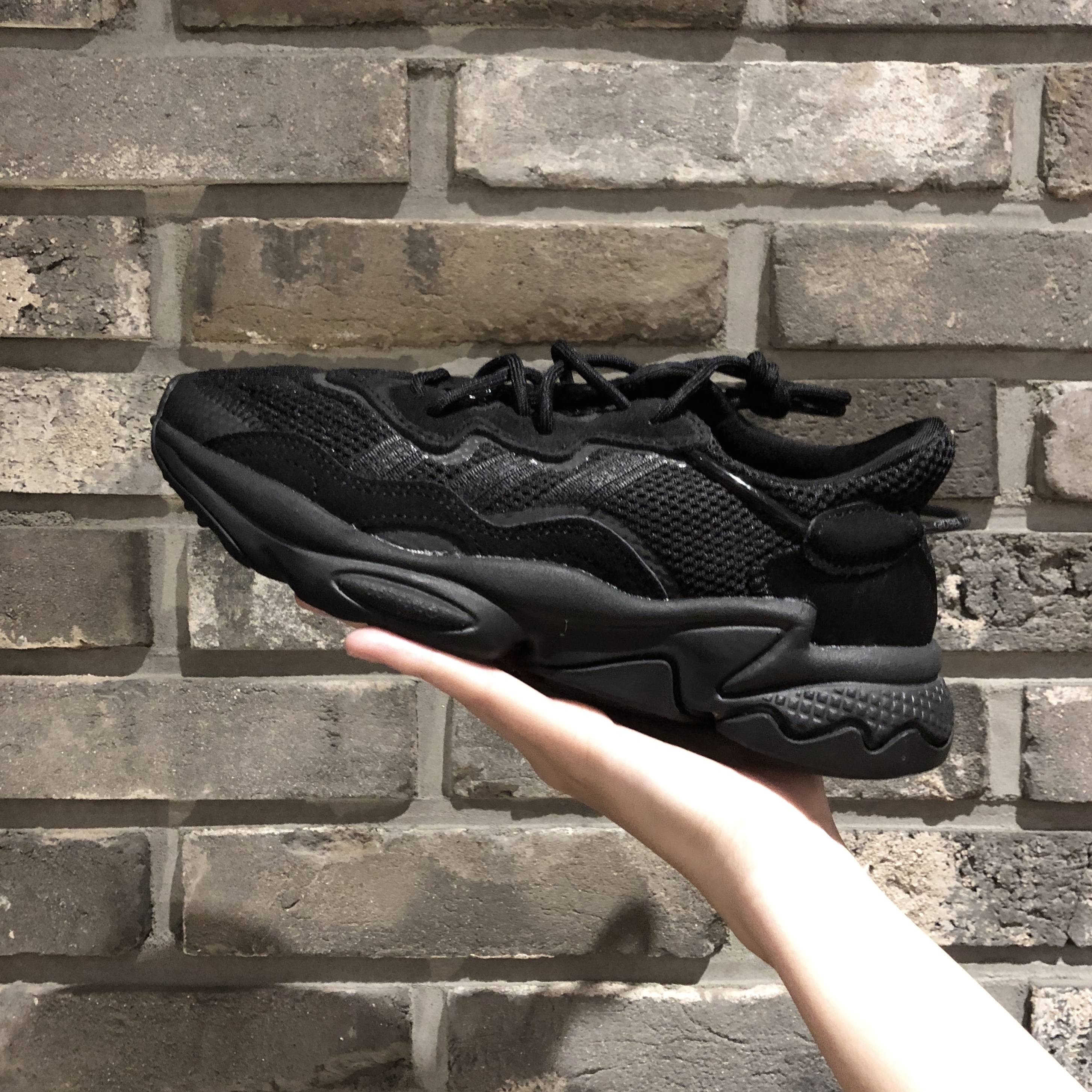 Adidas Ozweego Core Black 착용 스타일