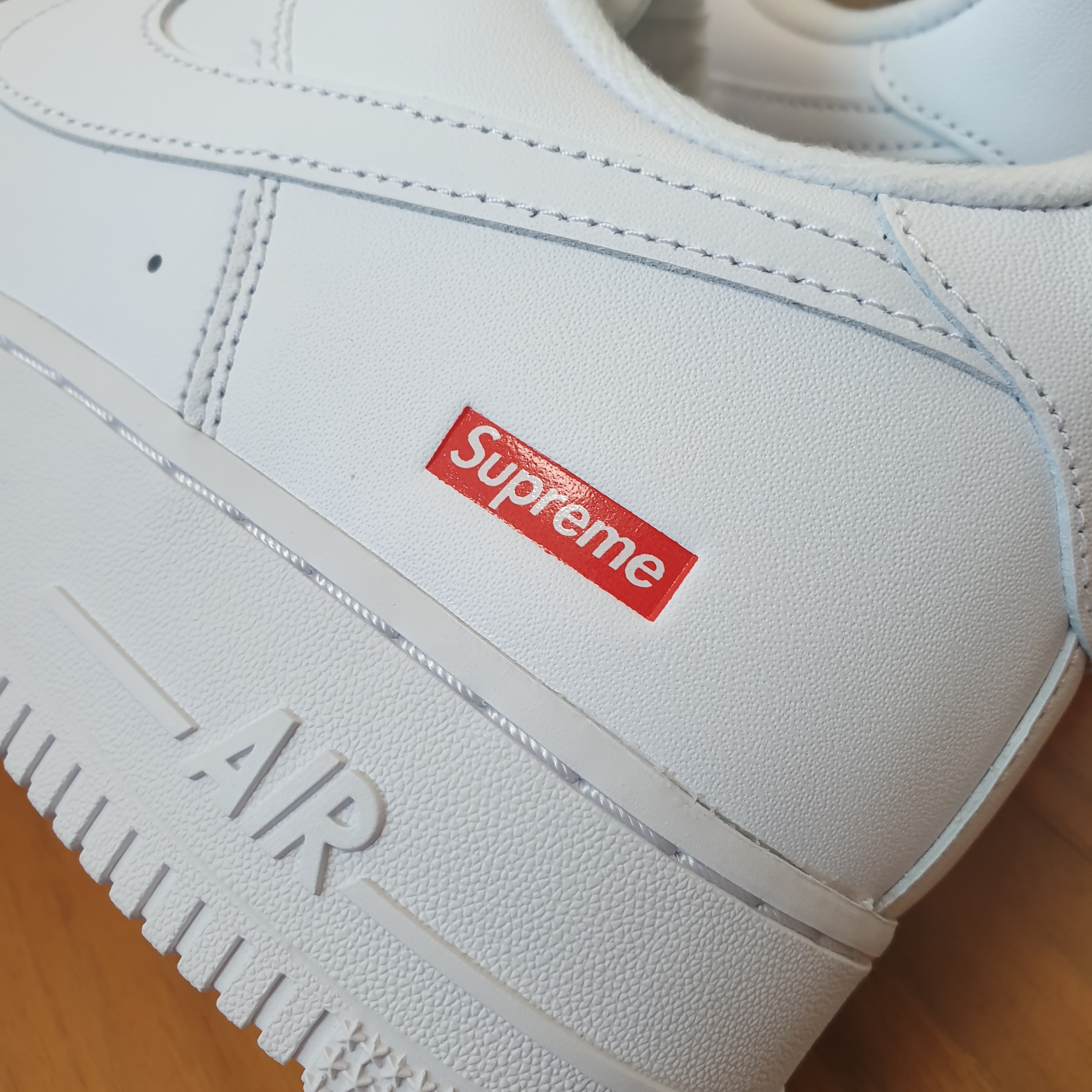 Nike x Supreme Air Force 1 Low White 착용 스타일 - 2