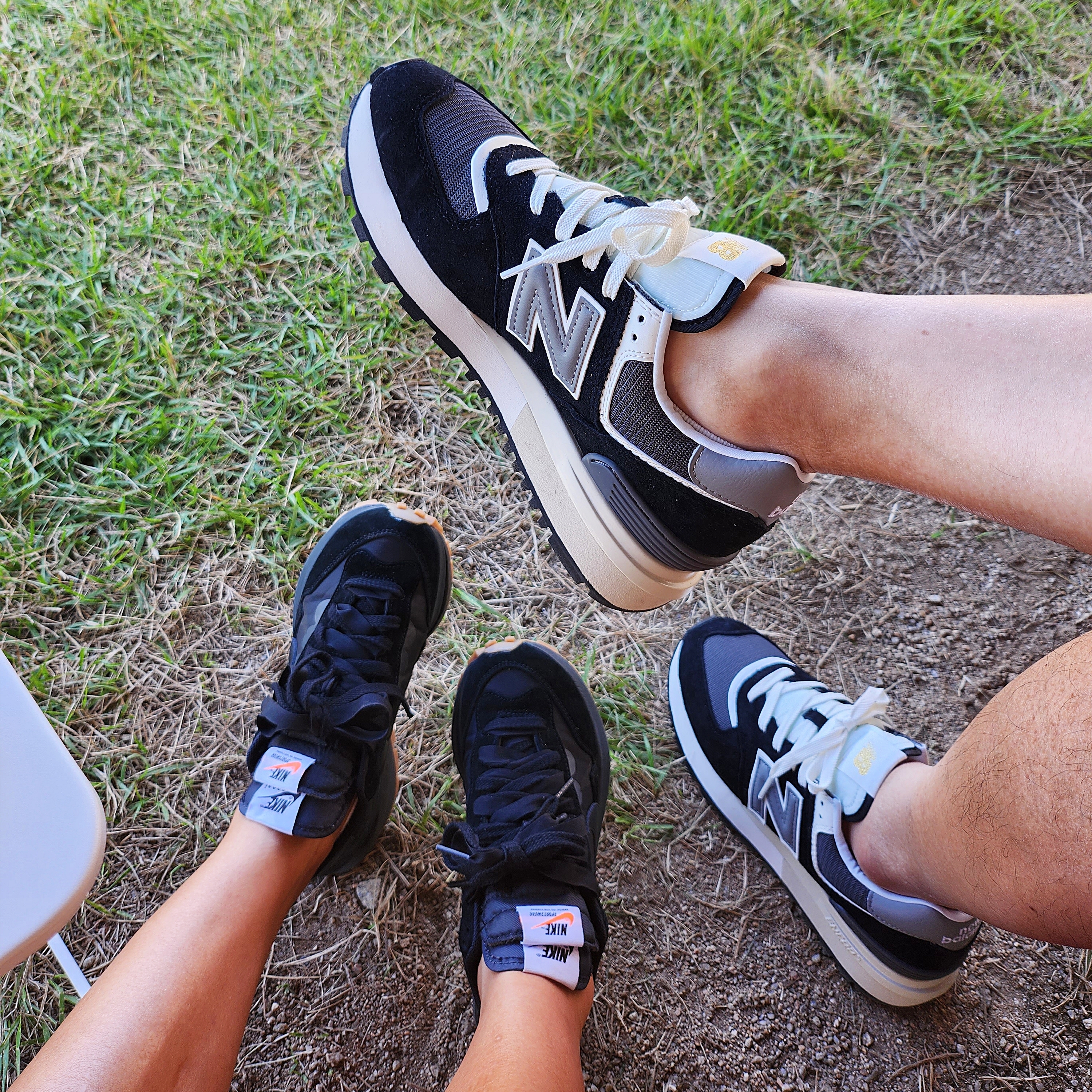 New Balance 574 Legacy Black, Nike x Sacai VaporWaffle Black and Gum 착용 스타일