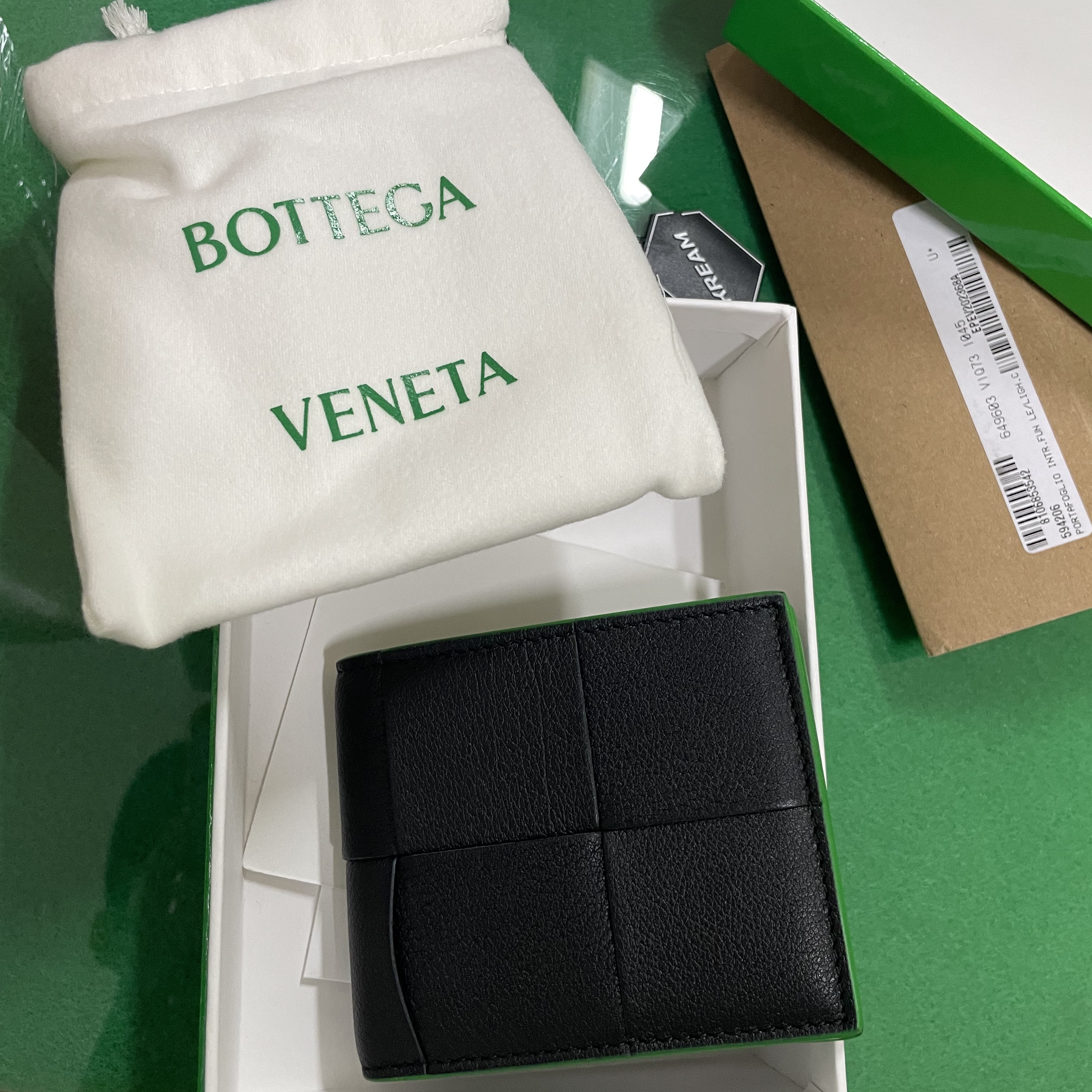 Bottega Veneta Bi-Fold Wallet Black Parakeet 착용 스타일