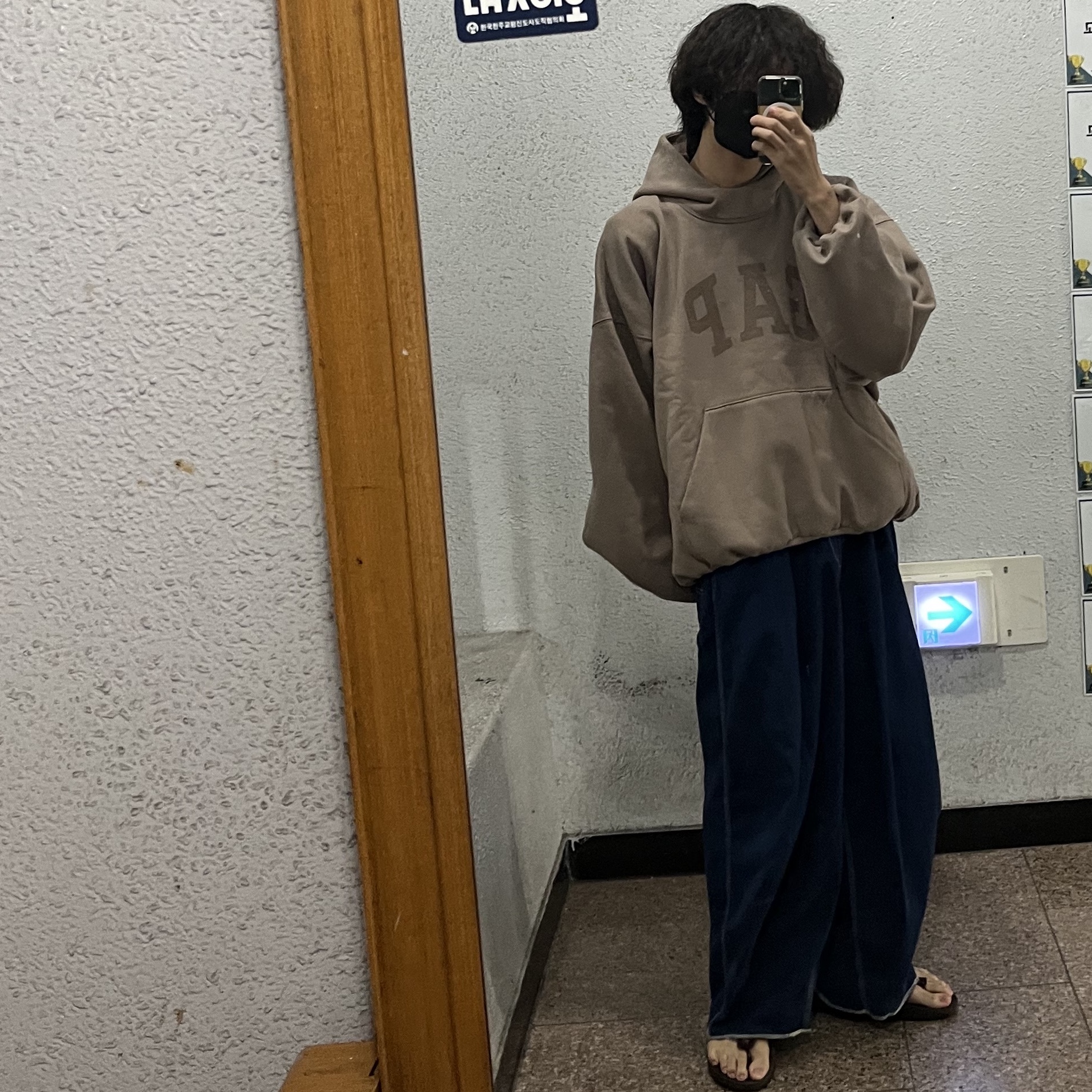 Yeezy Gap Engineered By Balenciaga Dove Hoodie Beige 착용 스타일