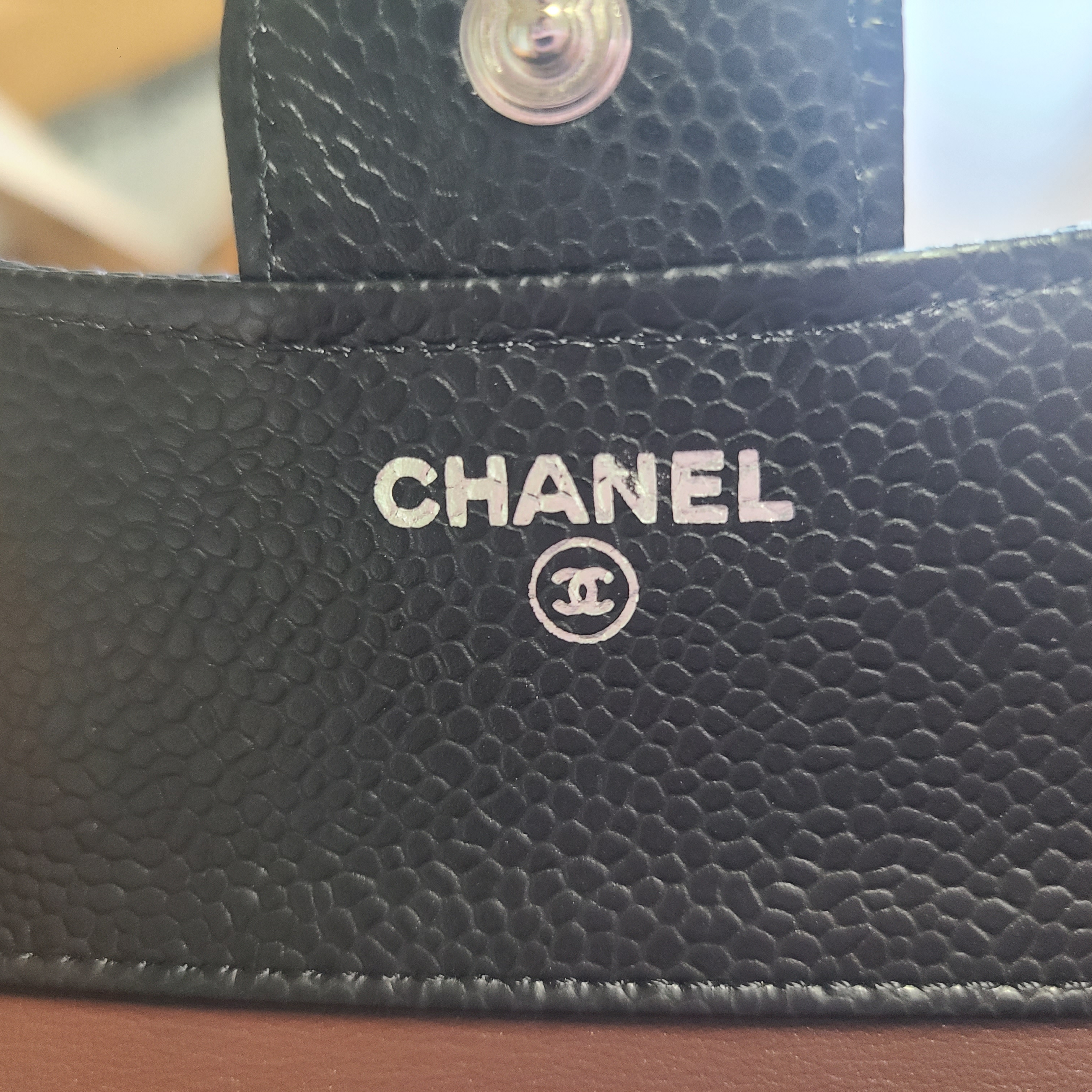 Chanel Small Classic Flap Wallet Grained Calfskin & Silver Black 착용 스타일 - 3