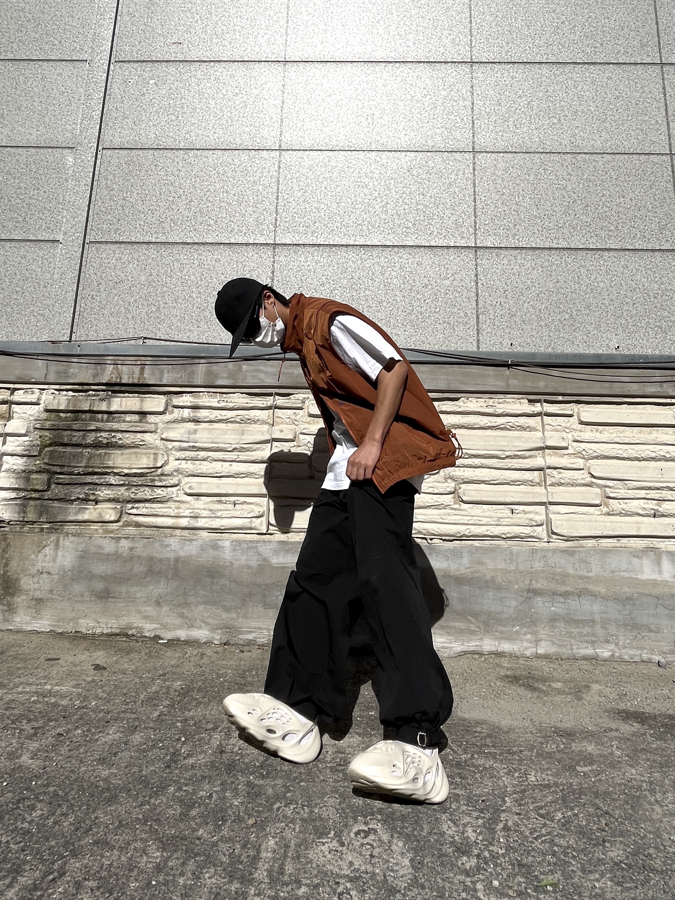 Adidas Yeezy Foam RNNR Sand 착용 스타일 - 1