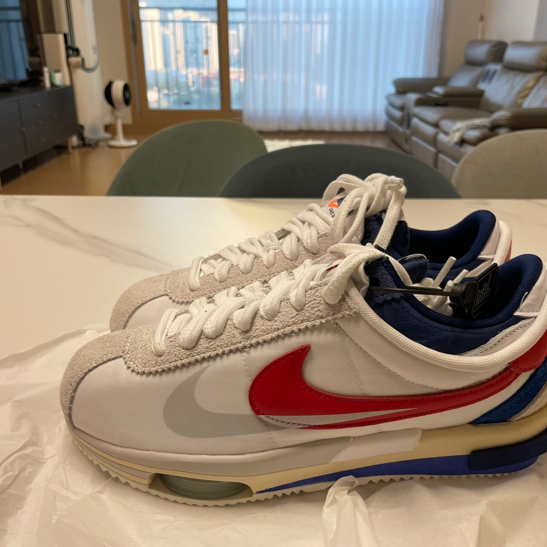 Nike x Sacai Zoom Cortez SP White and University Red 착용 스타일 - 2