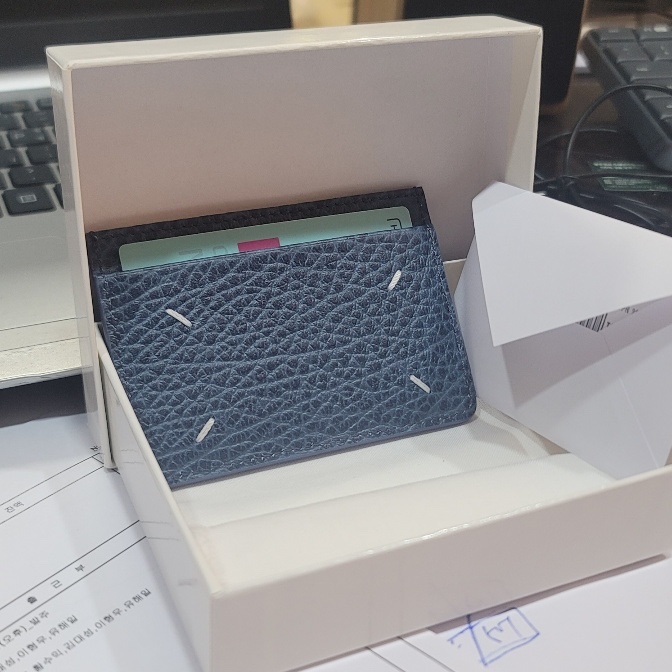 Maison Margiela Four Stitch Card Holder Blue 착용 스타일