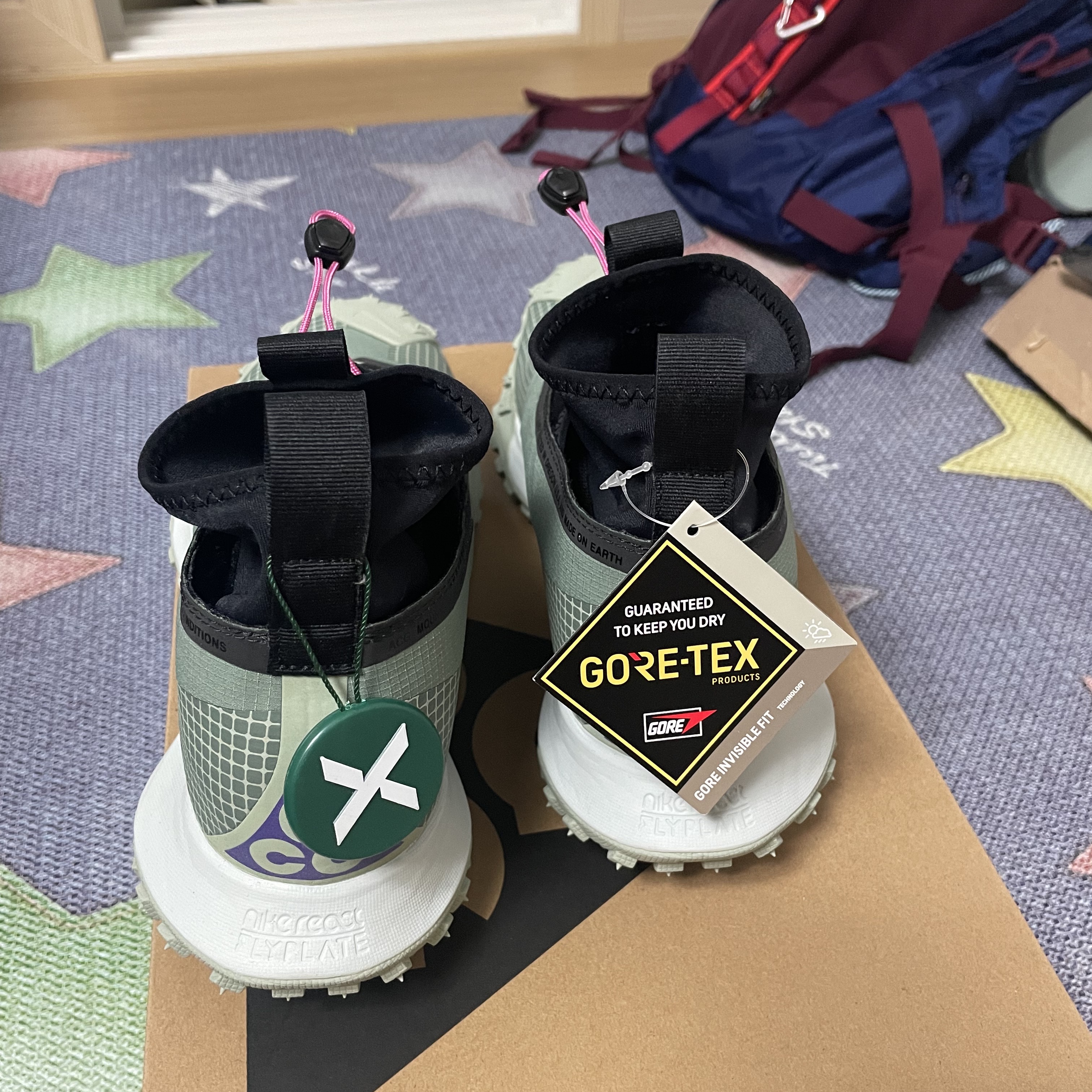 Nike ACG Mountain Fly Gore-Tex Clay Green, Nike ACG Karst Backpack Blue Void Dark Beetroot 착용 스타일 - 1