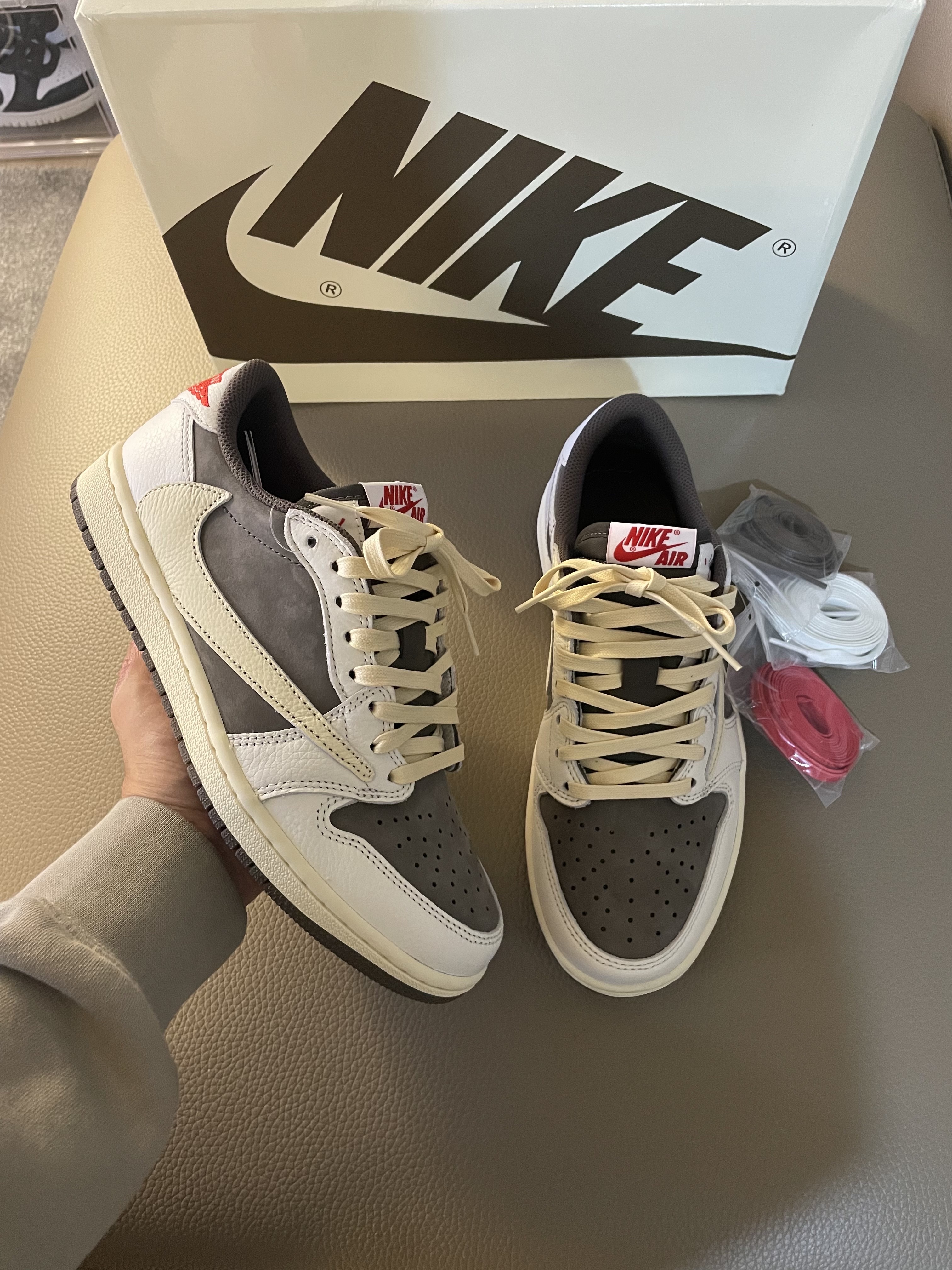 Jordan 1 x Travis Scott Retro Low OG SP Sail and Ridgerock 착용 스타일 - 1
