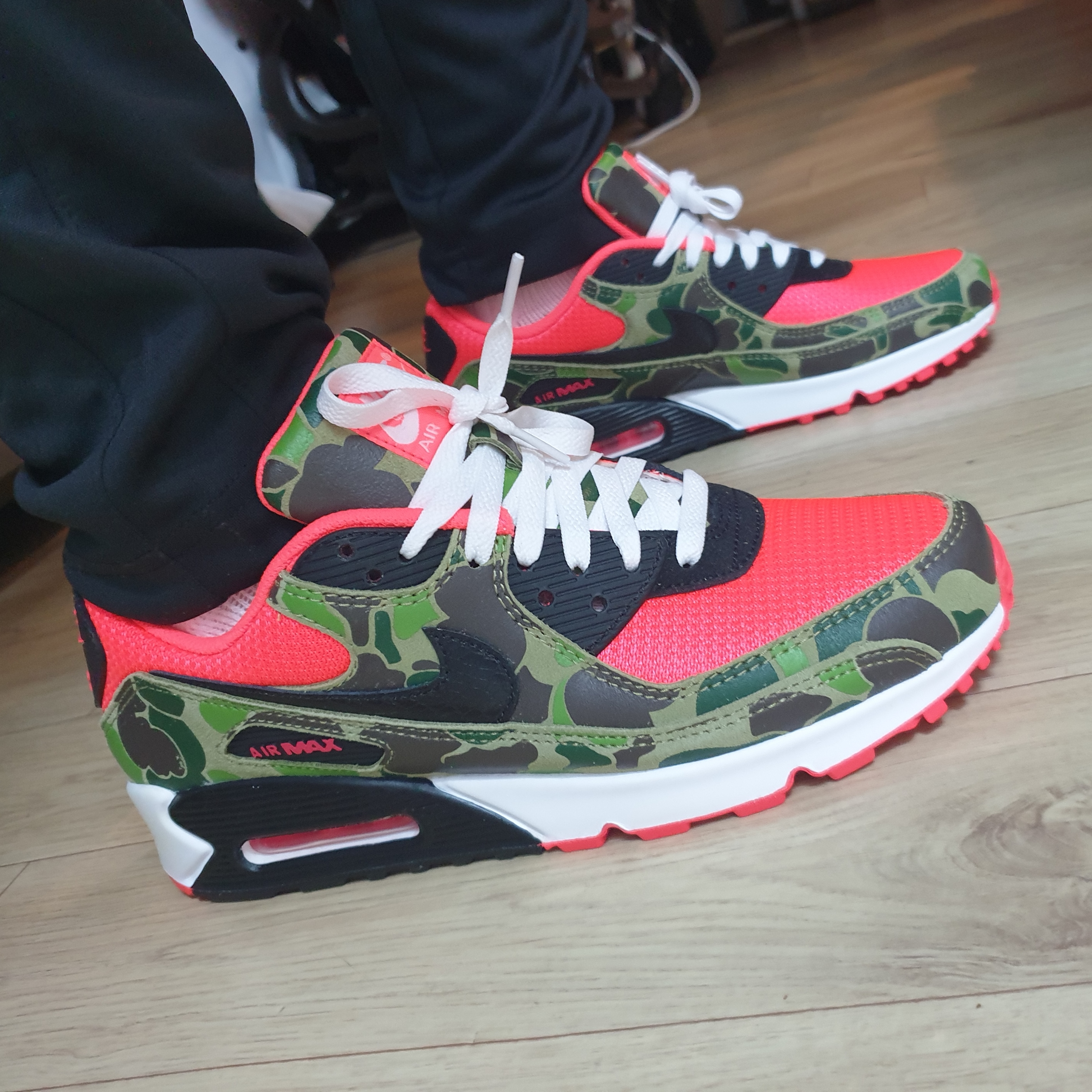 Nike Air Max 90 SP Dark Sage and Solar Red 착용 스타일