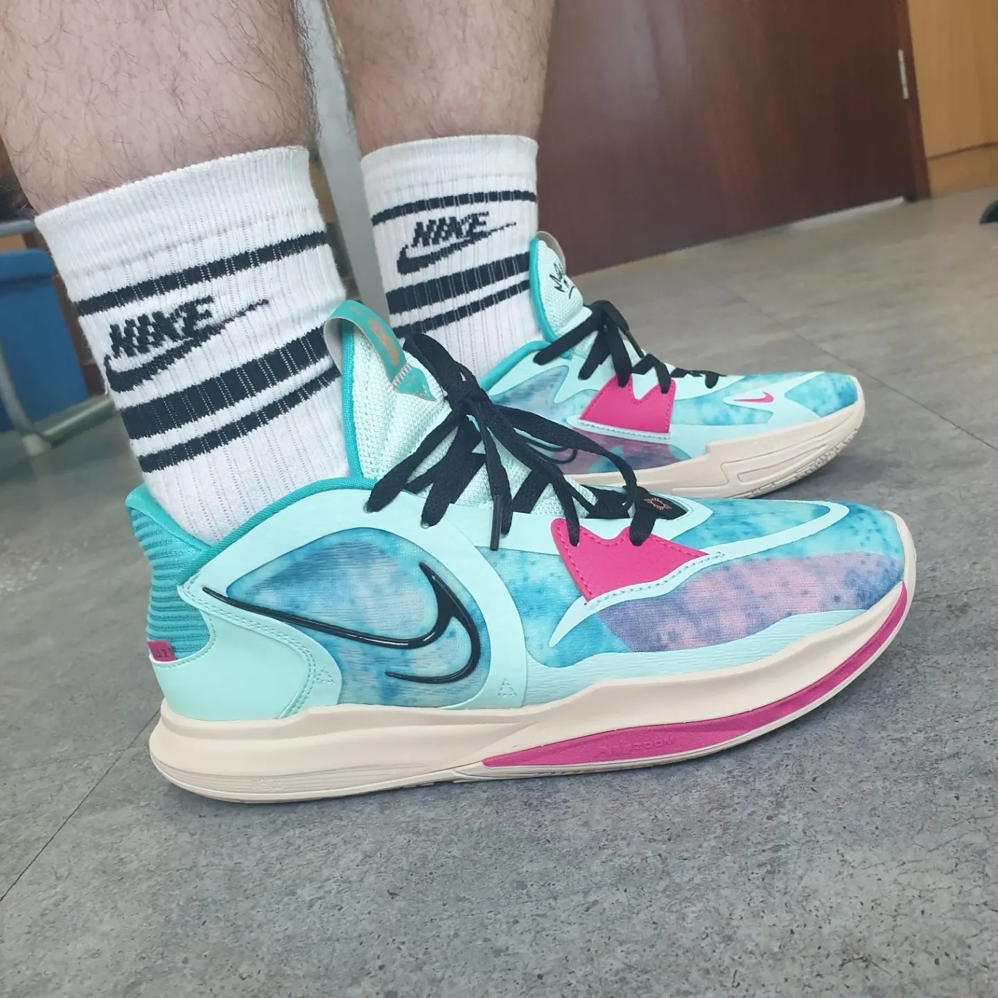 Nike Kyrie Low 5 Community 착용 스타일 - 1