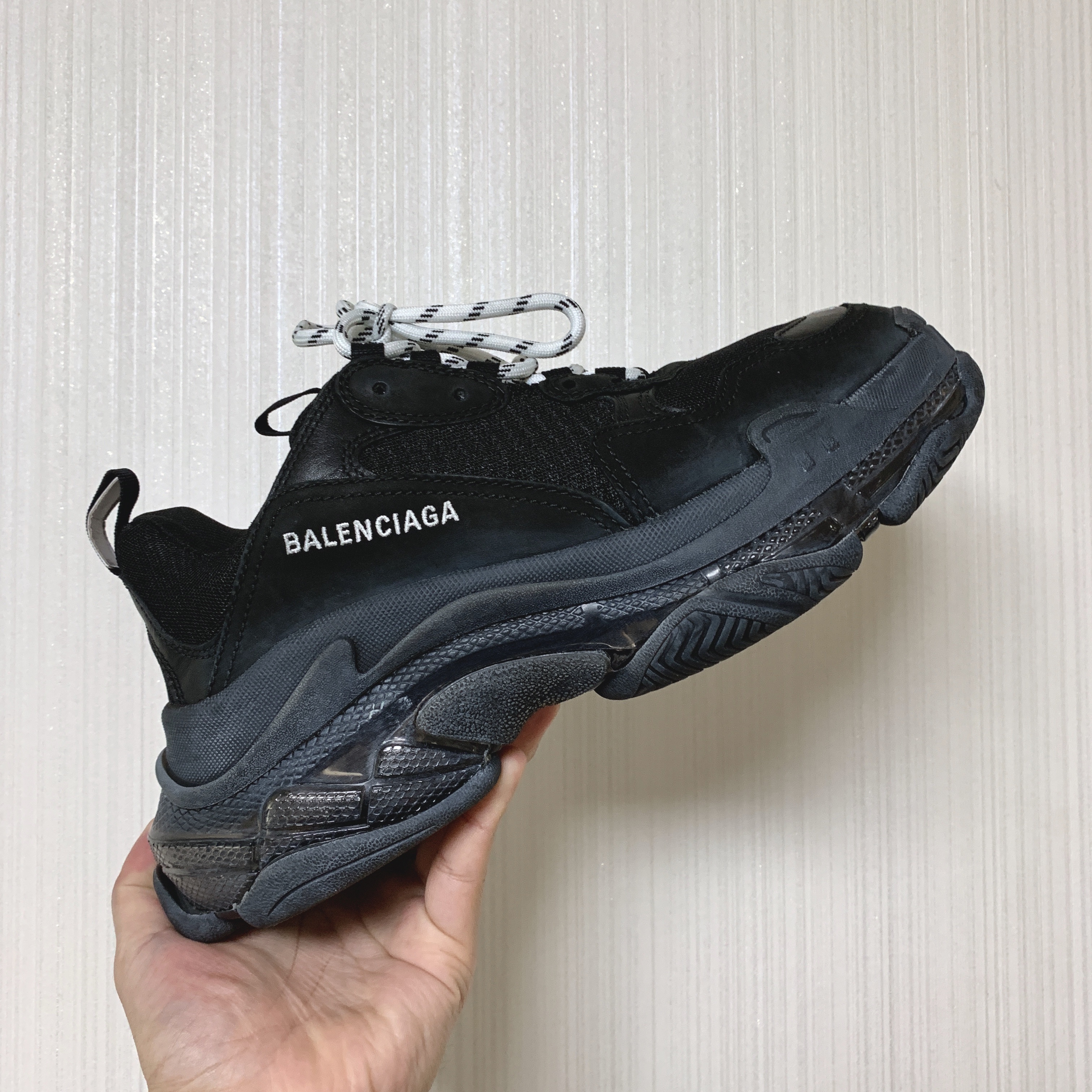 Balenciaga Triple S Trainer Triple Black 착용 스타일 - 1
