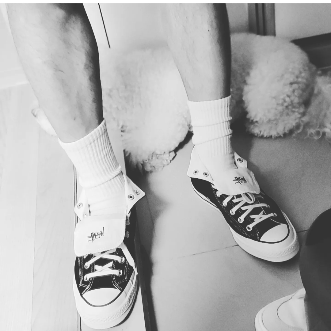 Converse x Stussy Chuck 70 High Black, Yeezy Gap Engineered By Balenciaga Dove Long Sleeve T-Shirt Beige 착용 스타일 - 2