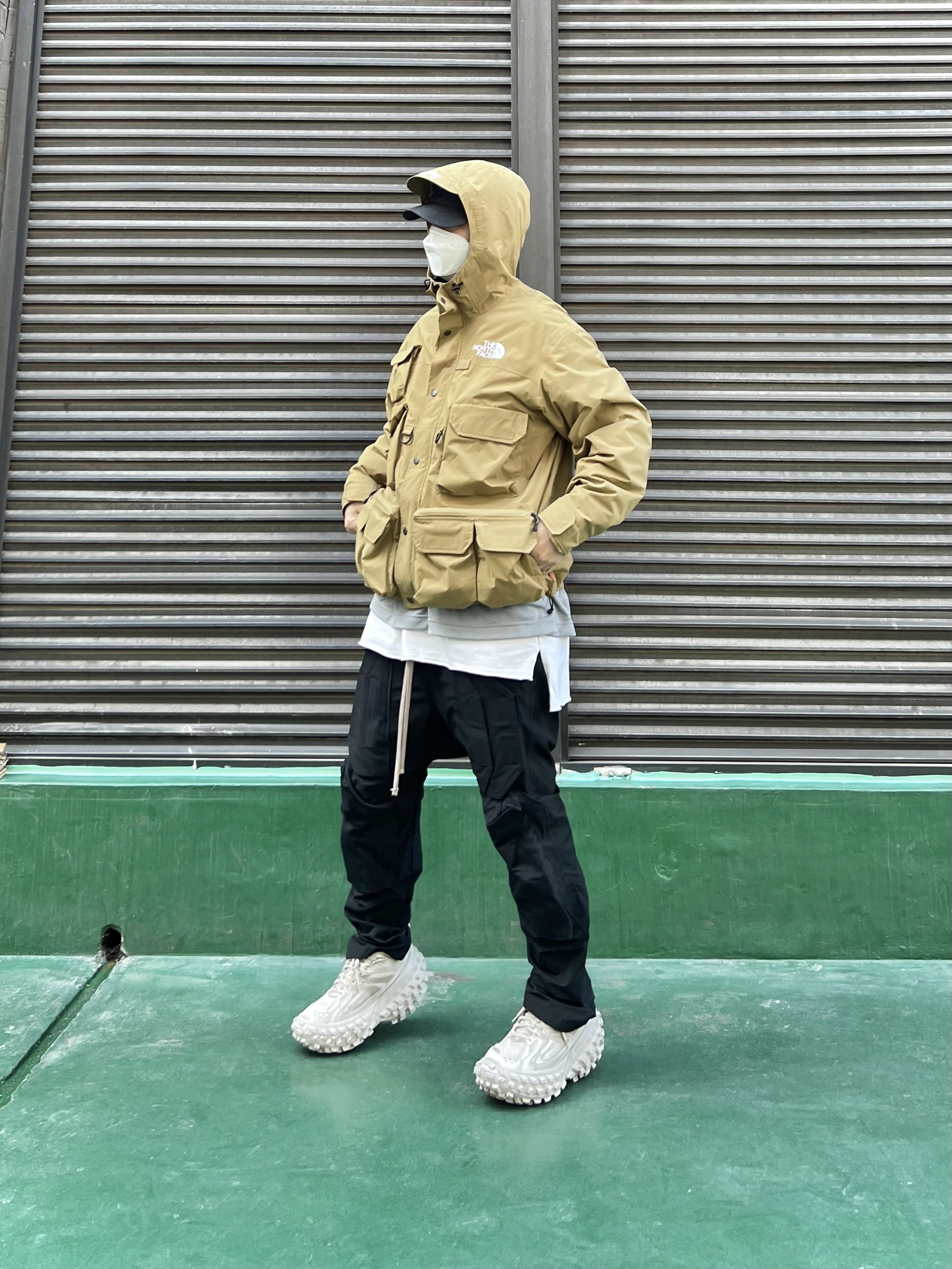Supreme x The North Face Cargo Jacket Gold - 20SS, Balenciaga Defender Sneakers Beige 착용 스타일