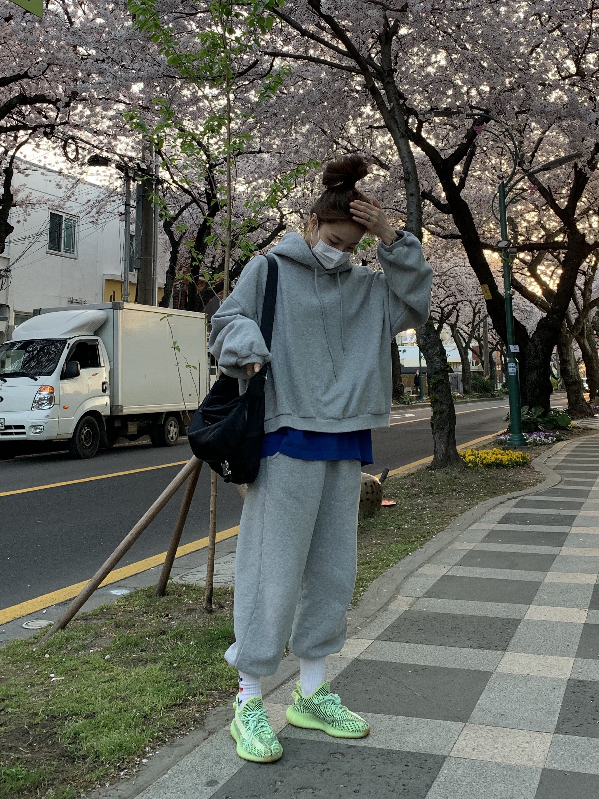 Prada Re-Nylon and Saffiano Leather Shoulder Bag Black, Adidas Yeezy Boost 350 V2 Yeezreel - Non-Reflective 착용 스타일