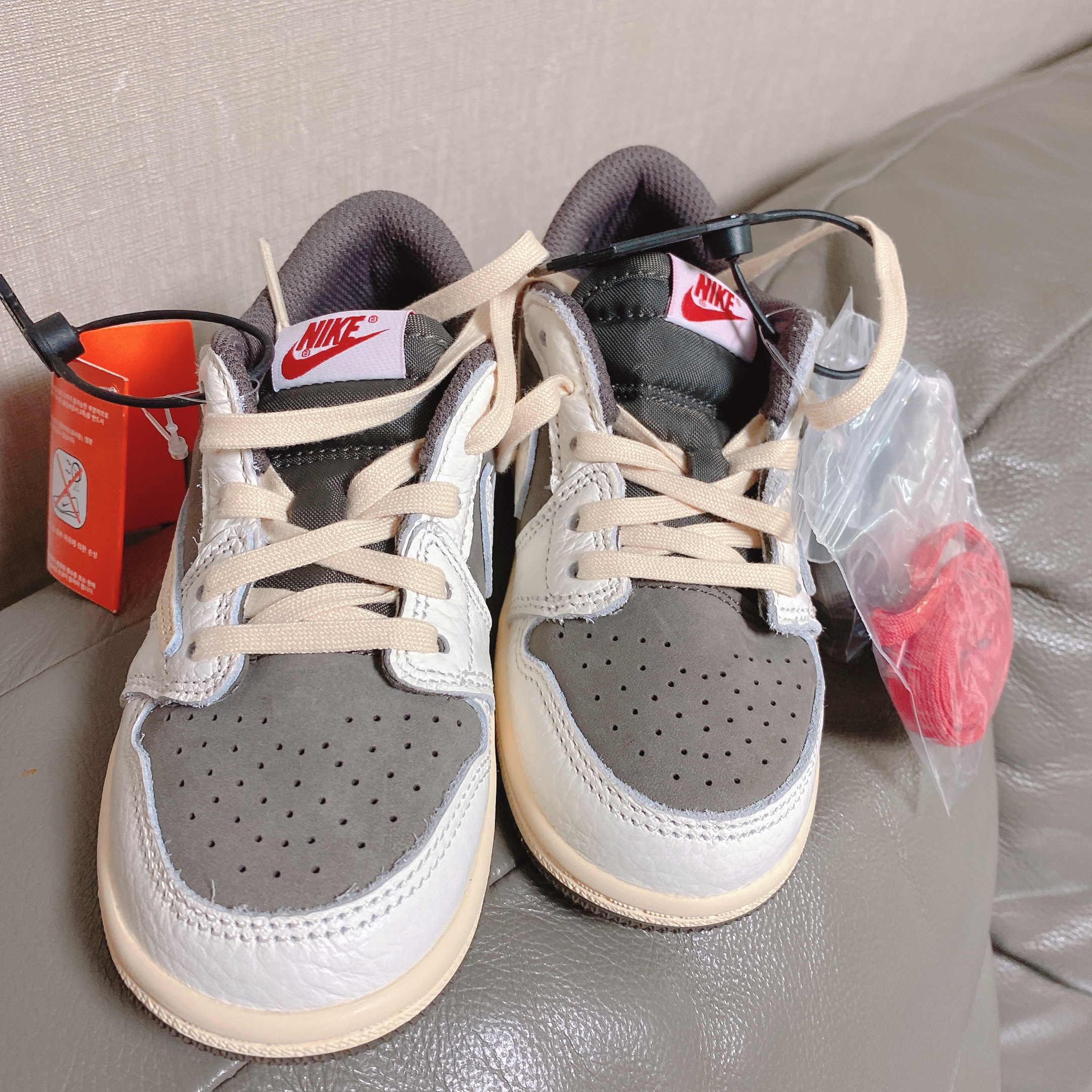 (TD) Jordan 1 x Travis Scott Retro Low OG SP Sail and Ridgerock 착용 스타일