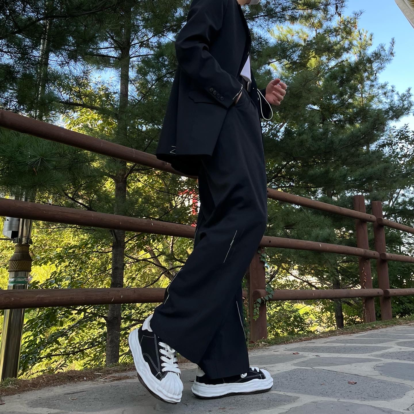 Maison Mihara Yasuhiro Blakey OG Sole Canvas Low-top Sneakers Black, Zara x Ader Error Oversized Blazer Black 착용 스타일 - 2