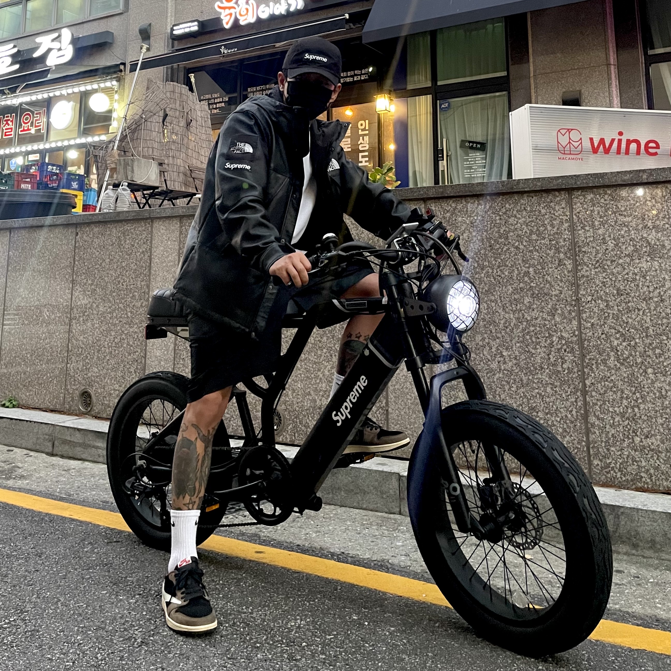 Supreme Waxed Cotton Camp Cap Black - 21FW, Supreme x The North Face Leather Mountain Parka Black - 18FW 착용 스타일 - 2