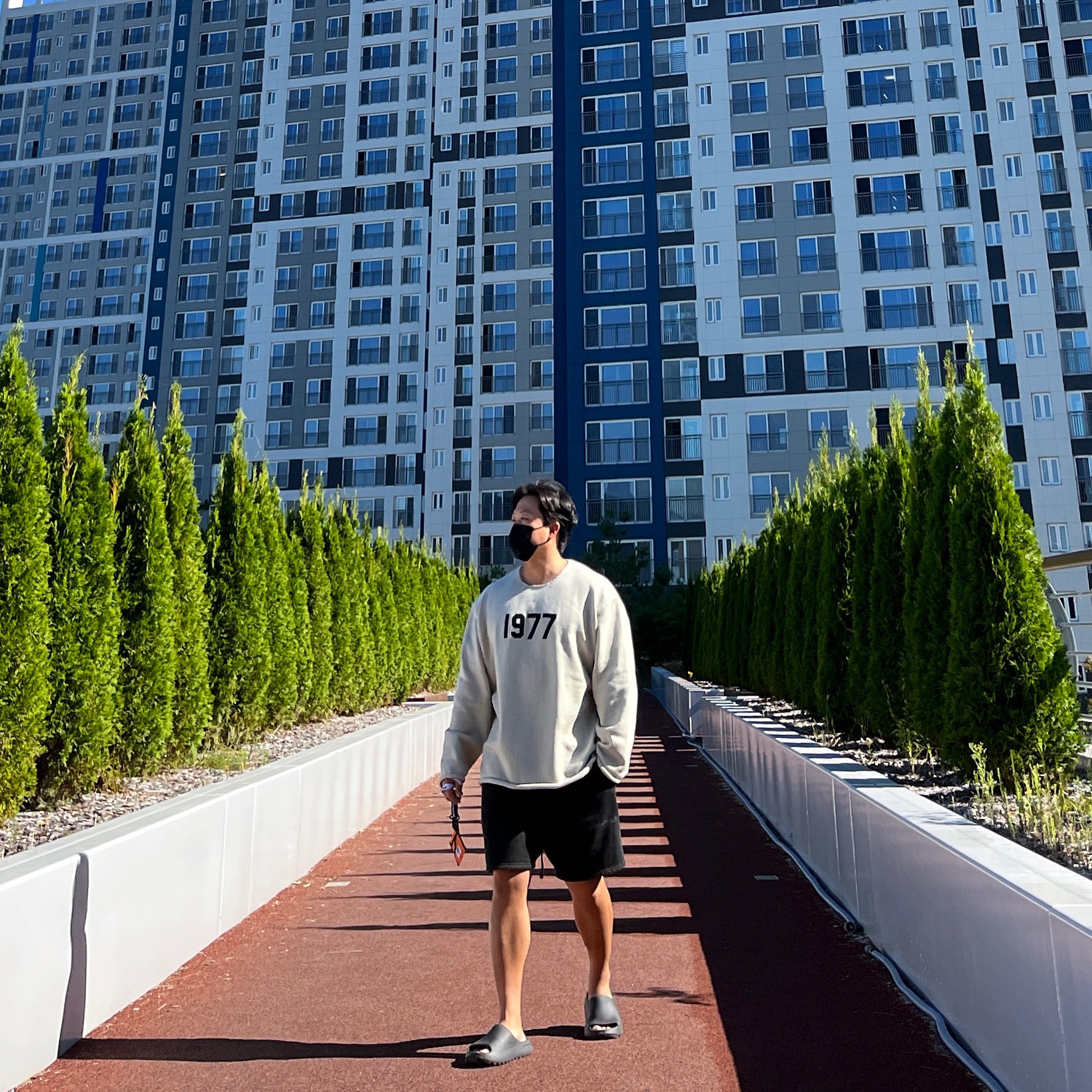 Essentials 1977 Raw Edge Sweater Wheat - 22SS, Essentials Sweatshorts Black - 21SS 착용 스타일