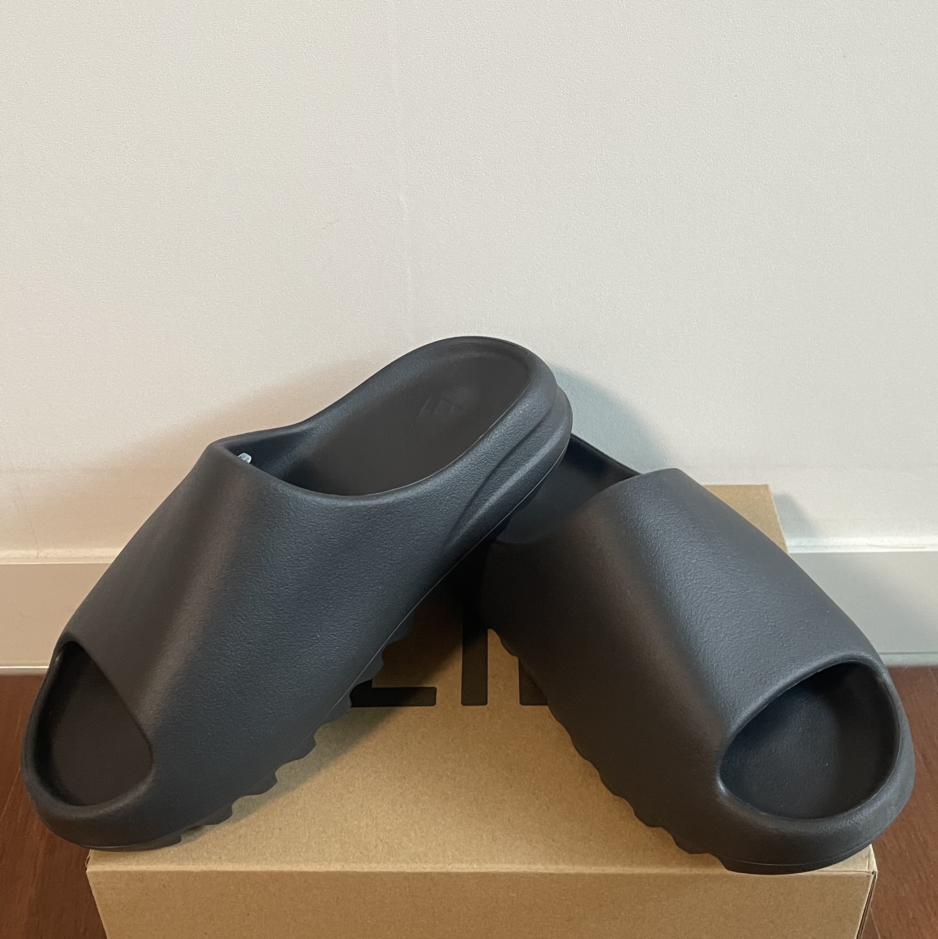 Adidas Yeezy Slide Onyx 착용 스타일