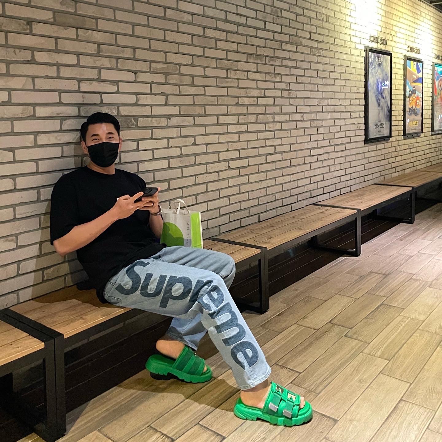 Supreme Inset Logo Jean Washed Blue - 22SS 착용 스타일 - 2