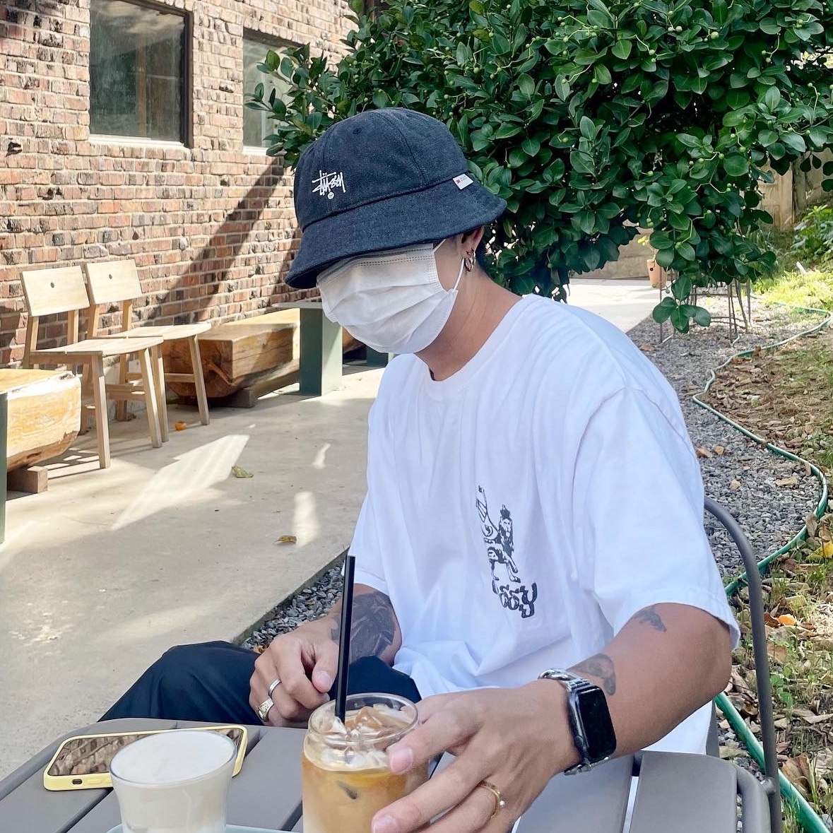 Stussy Thinsulate Canvas Bell Hat Black, Stussy Exodus T-Shirt White 착용 스타일 - 3