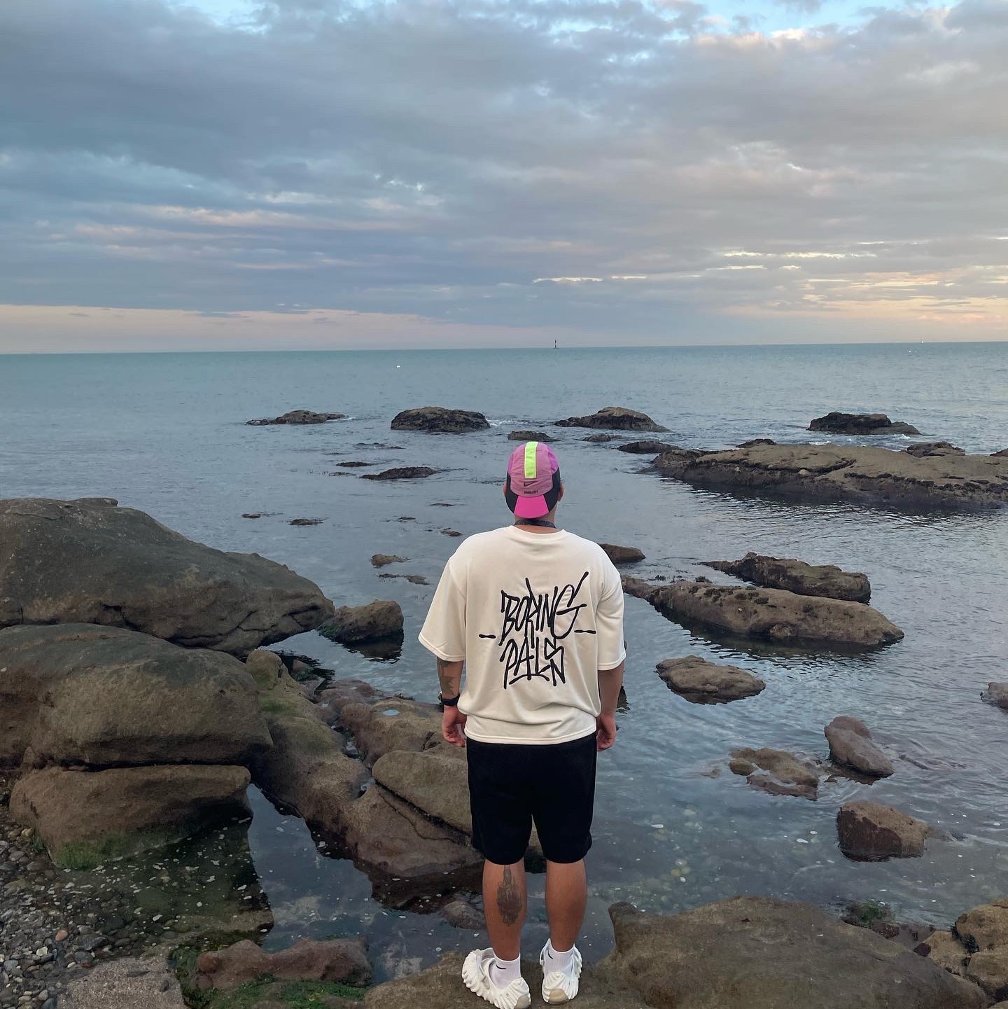 Crocs x Salehe Bembury Pollex Clog Stratus, Nike x Ambush NRG AW84 Cap Magic Flamingo 착용 스타일