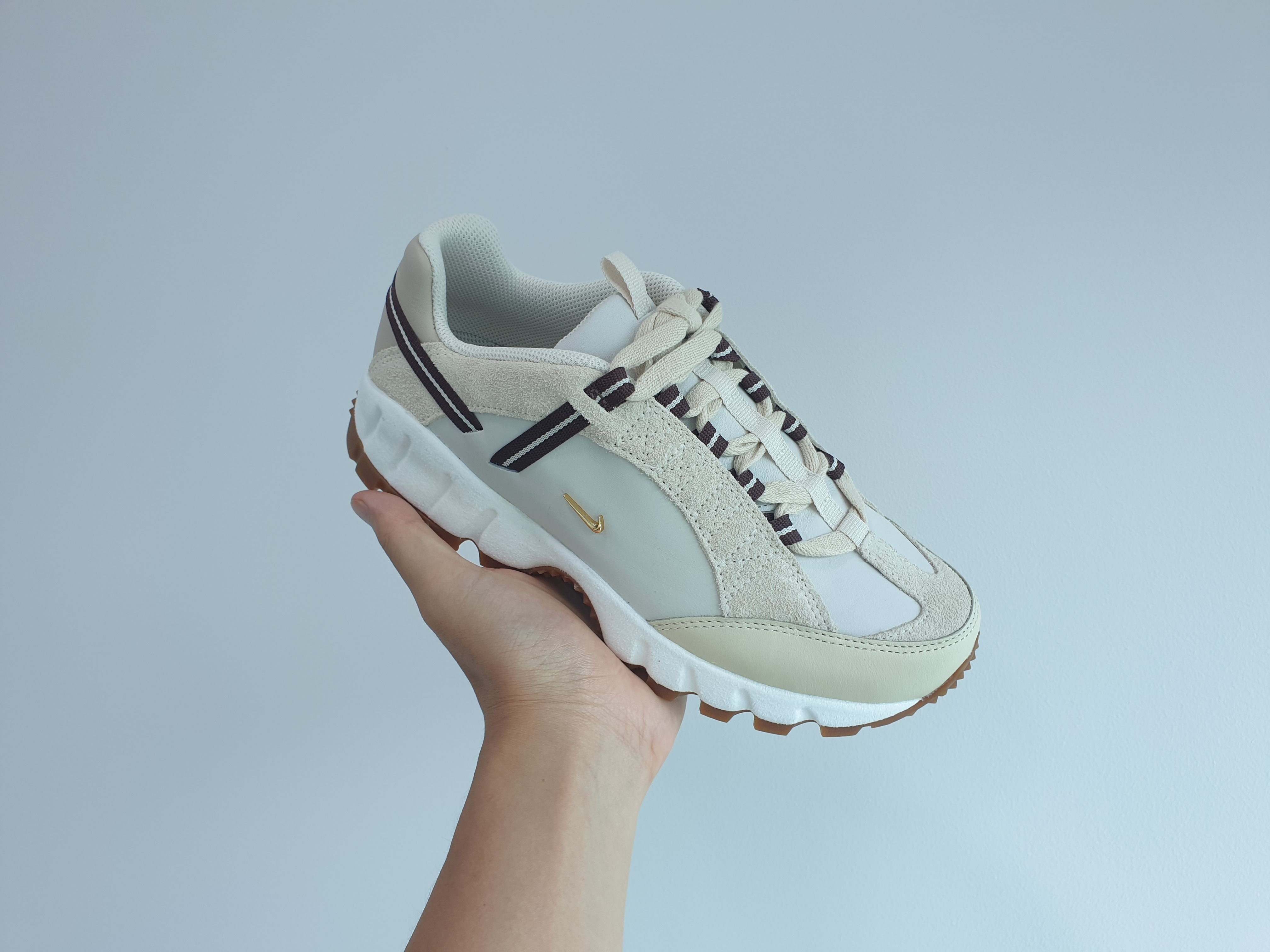 Nike x Jacquemus Air Humara LX Light Bone and Gold 착용 스타일 - 2