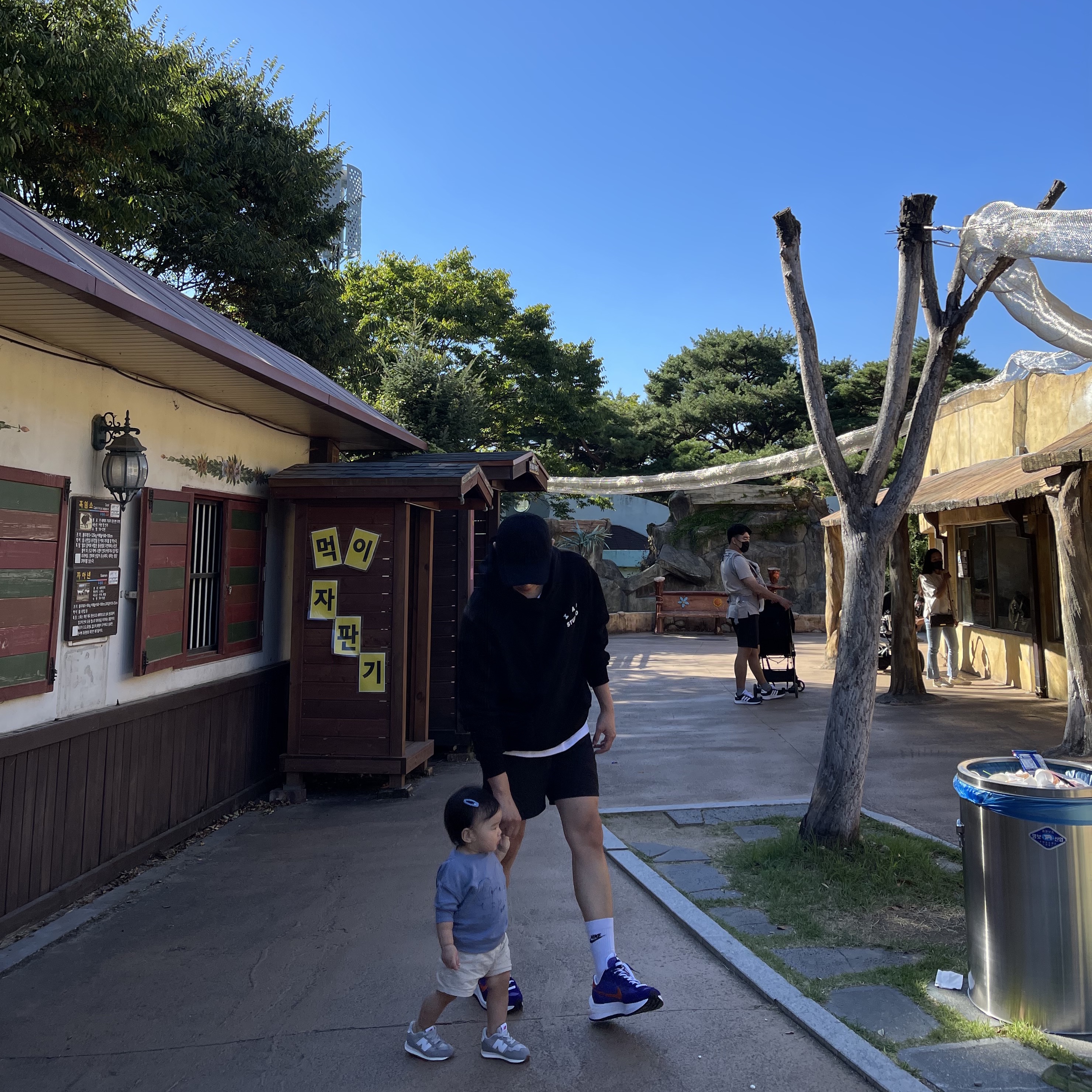 IAB Studio Hoodie Black White, Nike x Sacai VaporWaffle Dark Iris 착용 스타일 - 2
