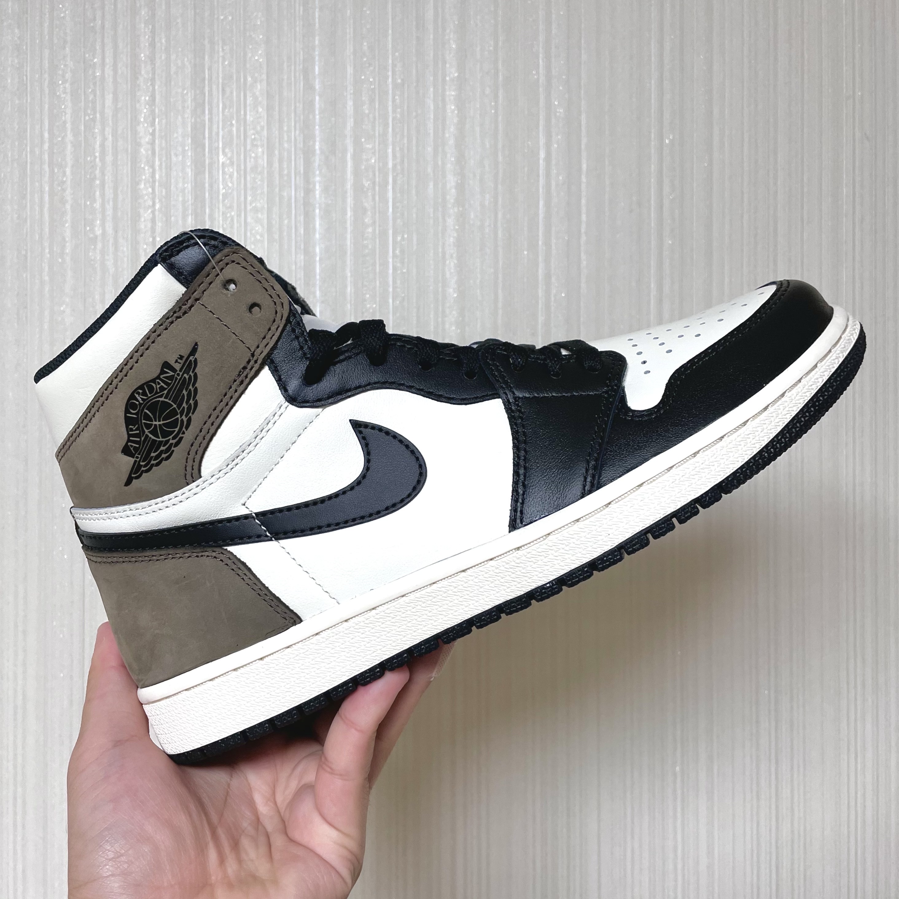 Jordan 1 Retro High OG Black Mocha 착용 스타일 - 1