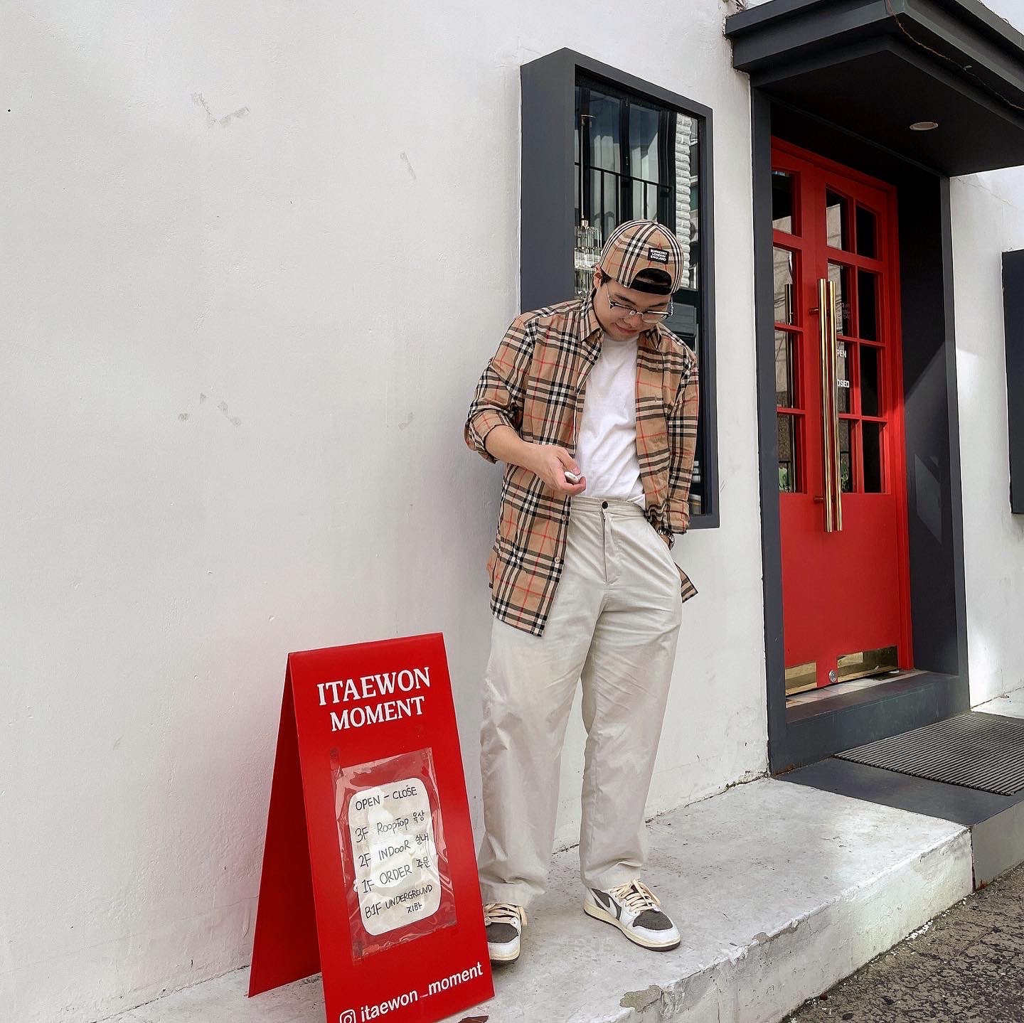 (W) Burberry Logo Applique Vintage Check Cap Archive Beige, Burberry Check Cotton Poplin Shirt Archive Beige 착용 스타일 - 1