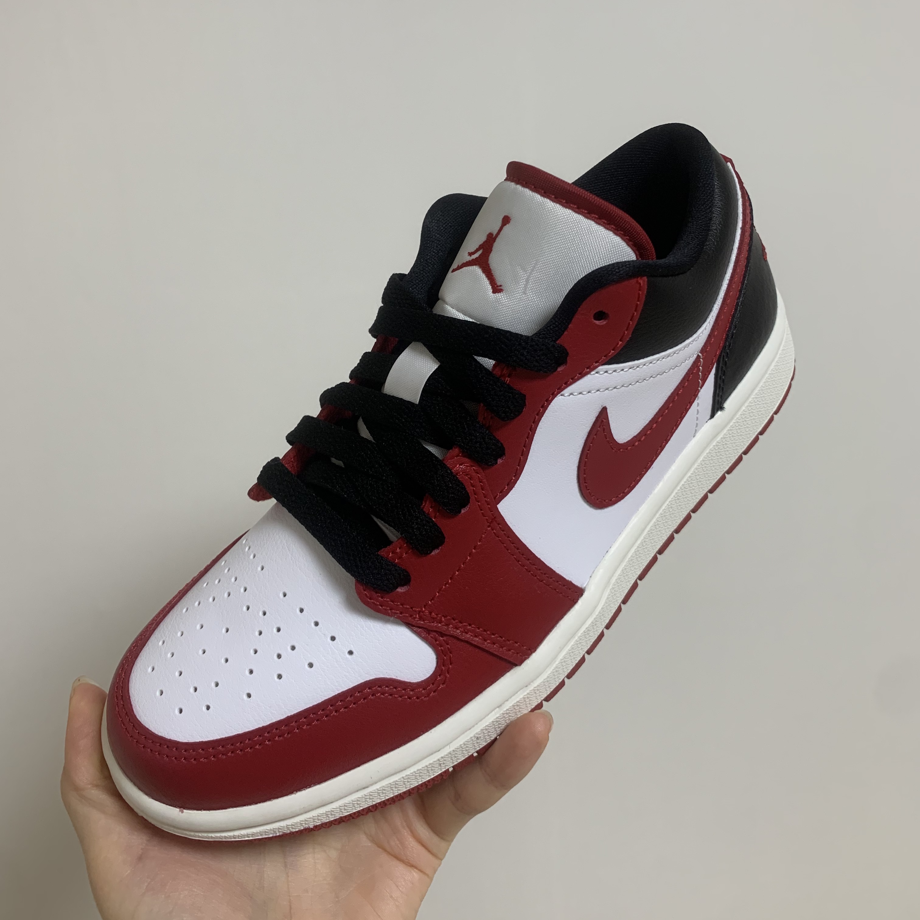 (W) Jordan 1 Low White Gym Red 착용 스타일 - 1