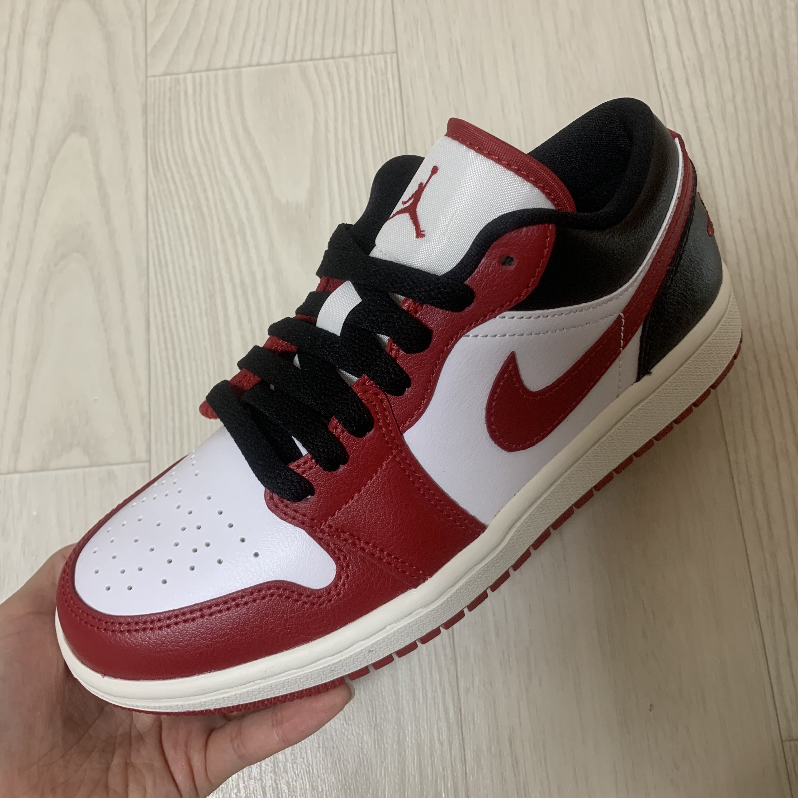 (W) Jordan 1 Low White Gym Red 착용 스타일 - 3