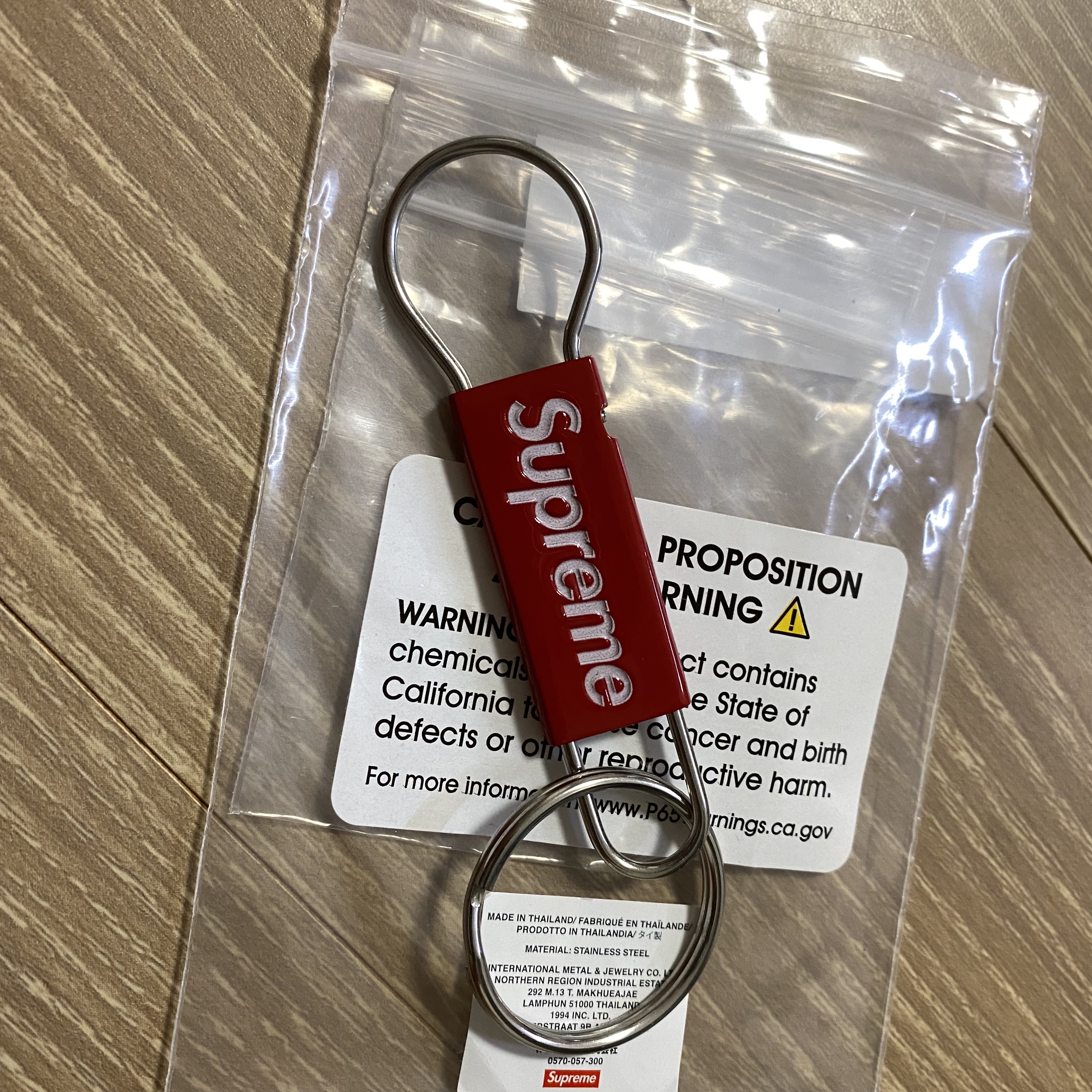 Supreme Clip Keychain Red - 22SS 착용 스타일