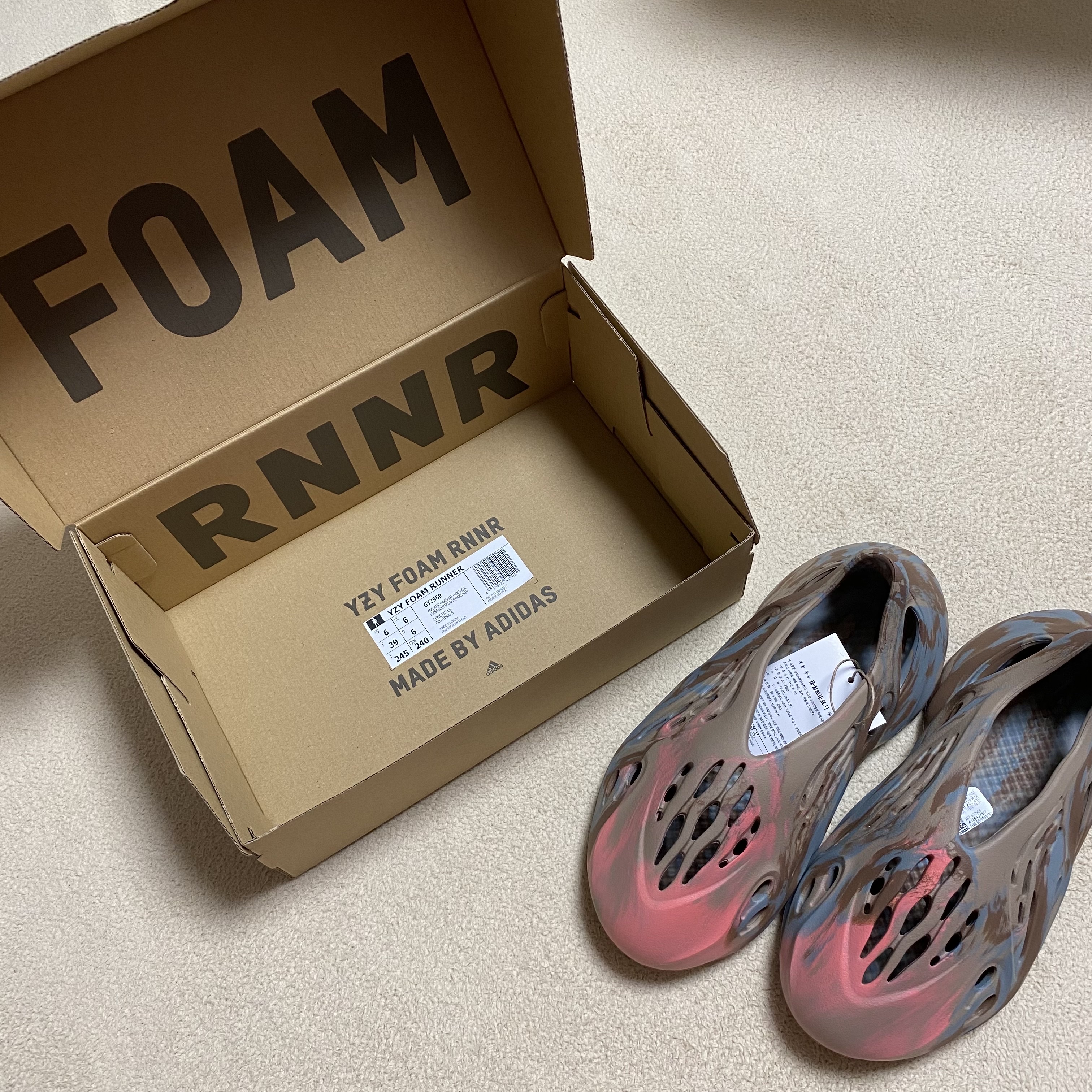 Adidas Yeezy Foam RNNR MX Sand Grey 착용 스타일