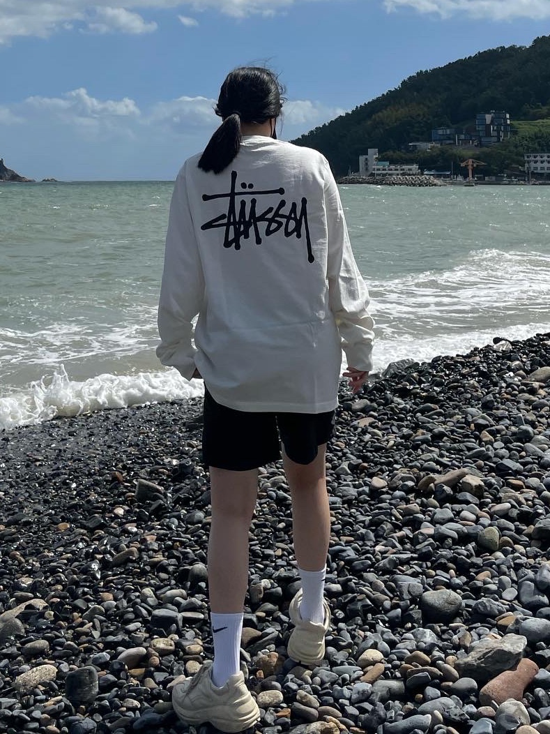 Stussy Basic Stussy Pigment Dyed LS T-Shirt Natural 2022, (W) Gucci Rhyton Leather Sneakers Distressed Ivory 착용 스타일