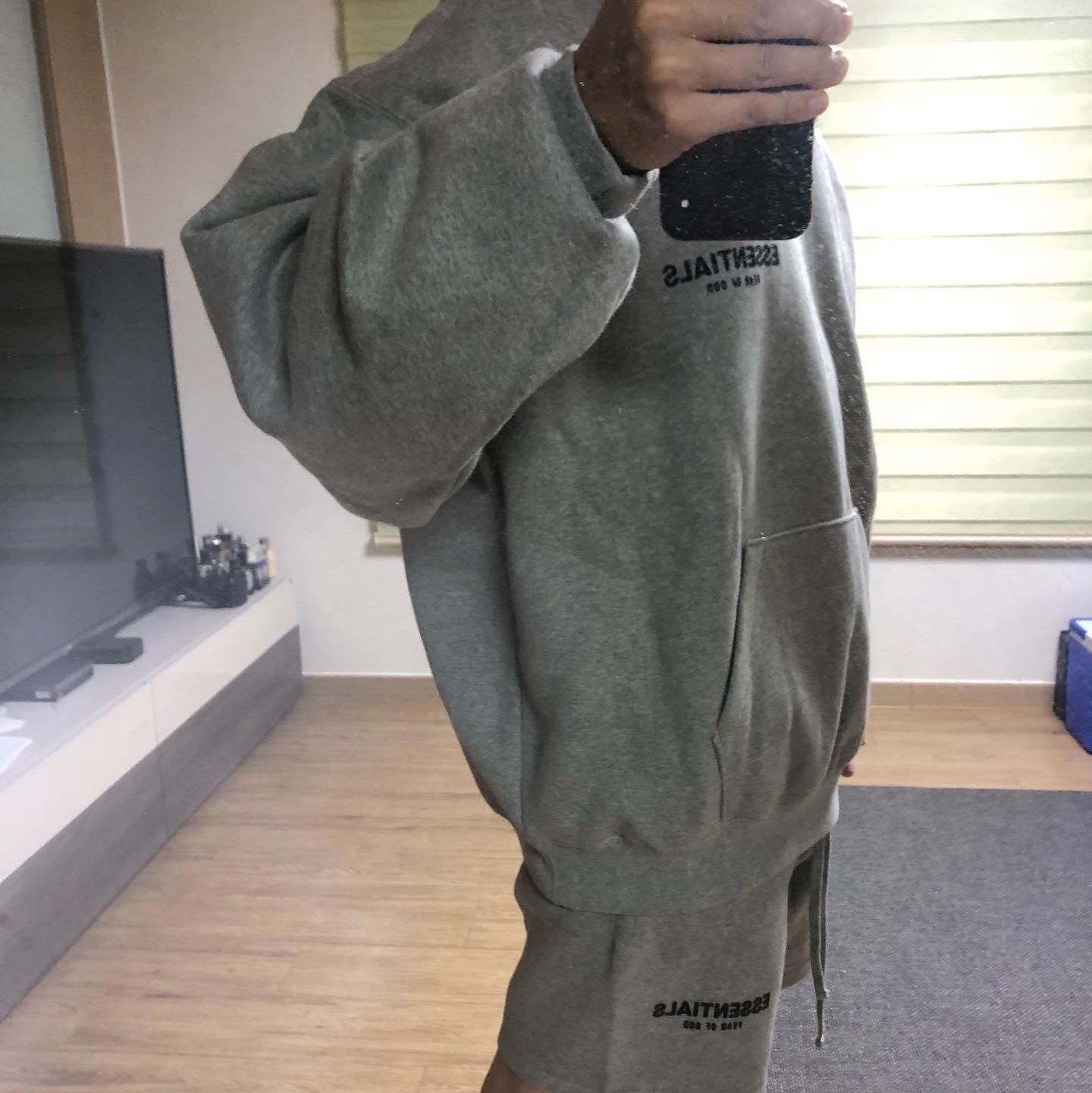 Essentials The Core Collection Sweatshorts Dark Oatmeal, Essentials The Core Collection Hoodie Dark Oatmeal 착용 스타일 - 2
