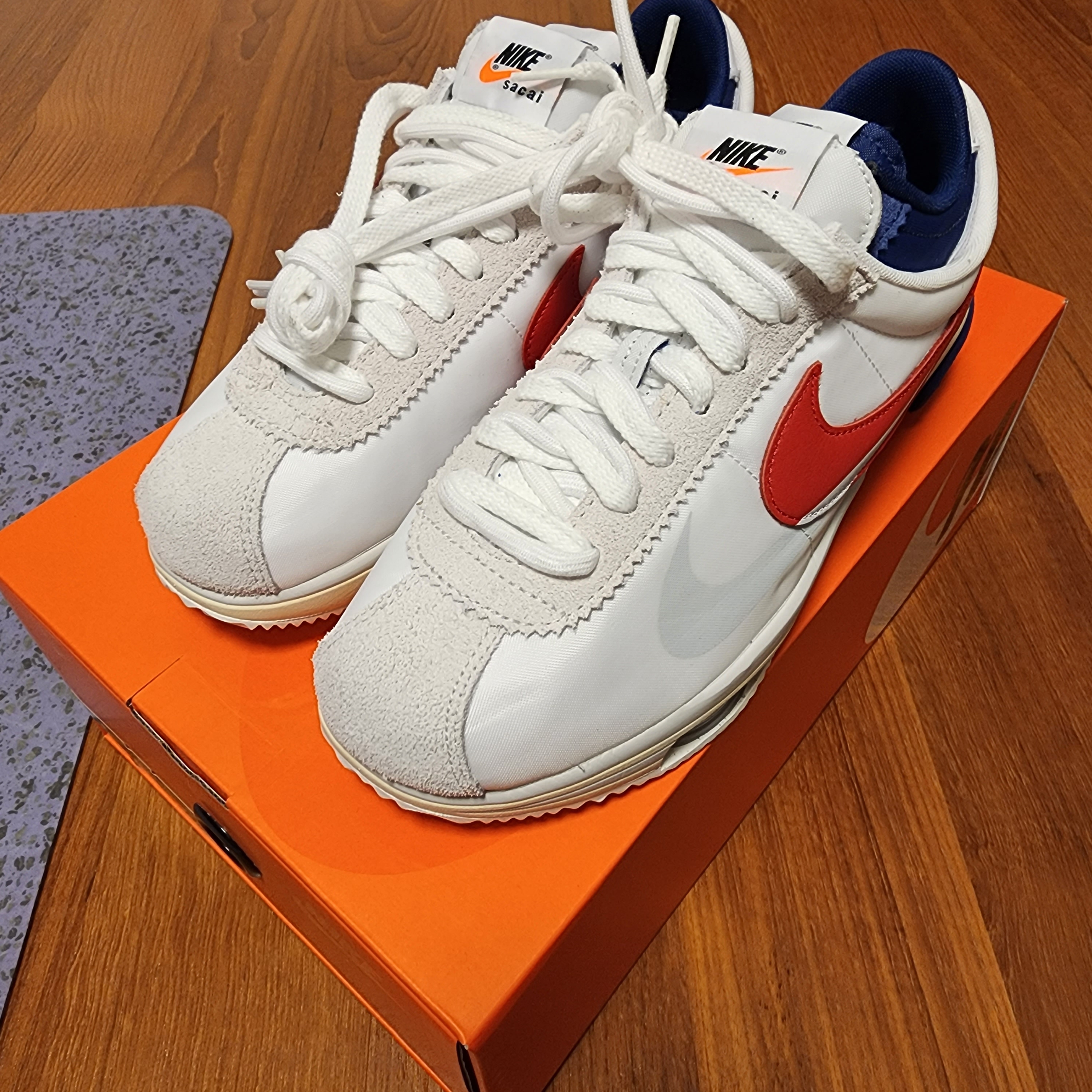 Nike x Sacai Zoom Cortez SP White and University Red 착용 스타일 - 3