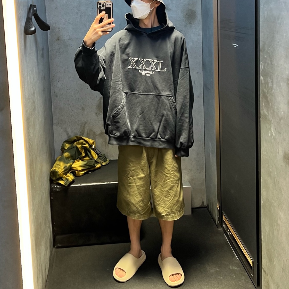 Balenciaga 3XL Hoodie Large Fit Black, Adidas Yeezy Slide Bone 2022/2023 착용 스타일