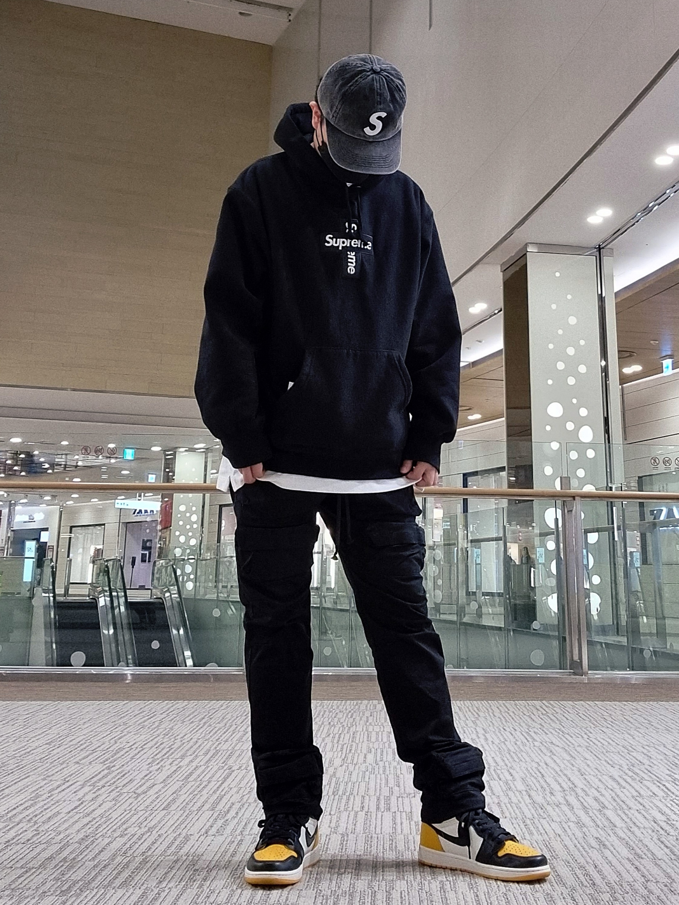 Supreme Cross Box Logo Hooded Sweatshirt Black - 20FW, Supreme Pigment Print S Logo 6-Panel Black - 20SS 착용 스타일 - 1