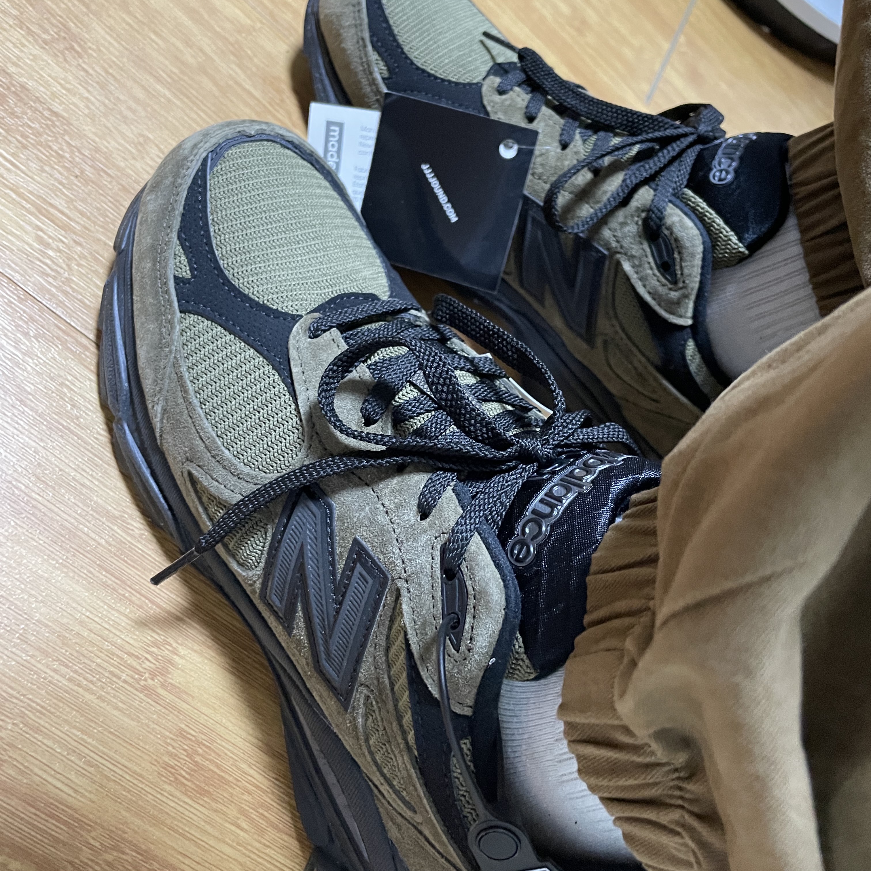 New Balance x JJJJound 990v3 Brown Black 착용 스타일 - 1