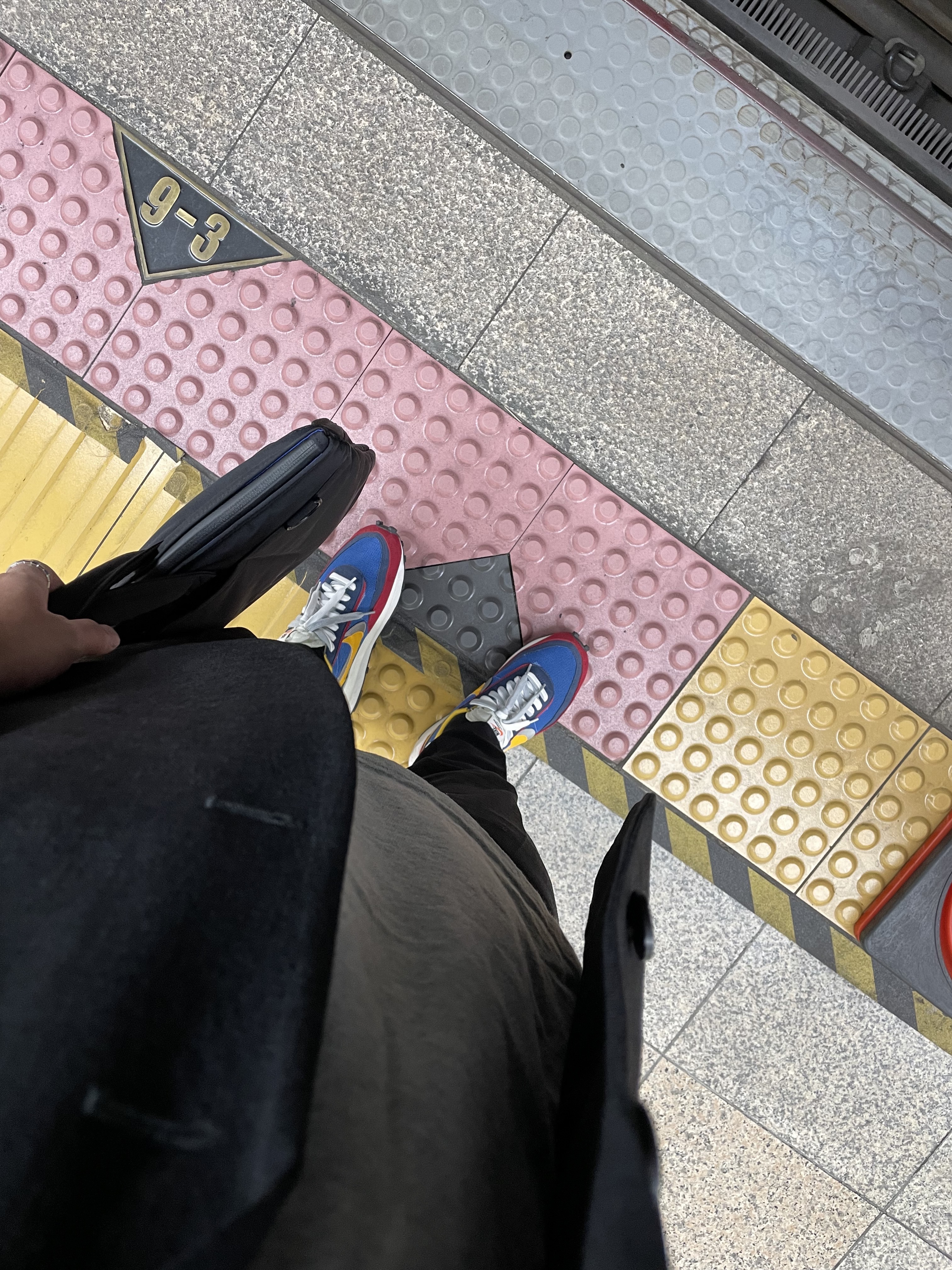 Nike x Sacai LDWaffle Blue Multi, Supreme Small Box T-Shirt Ash Grey - 22FW 착용 스타일 - 1