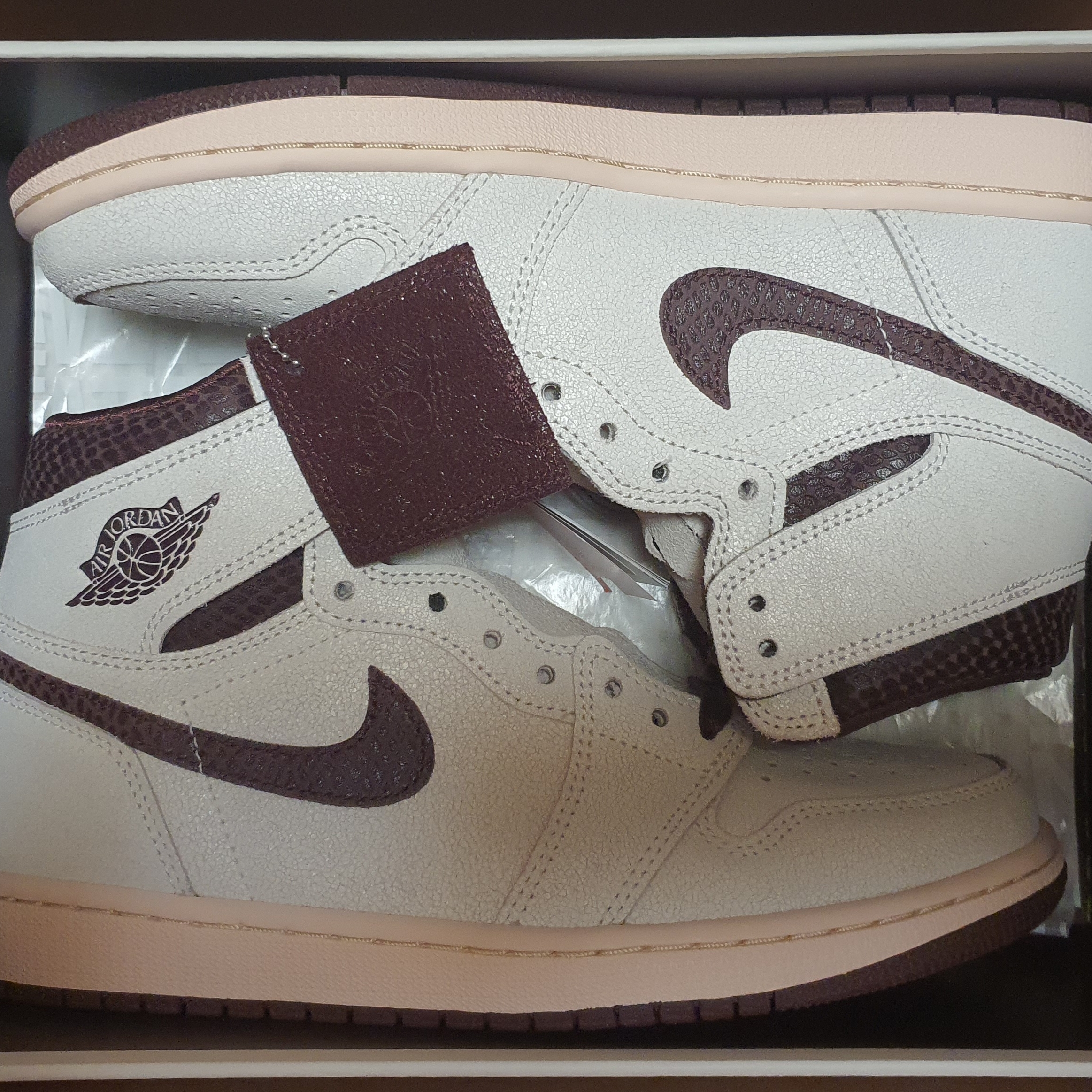 Jordan 1 x A Ma Maniere Retro High OG SP Sail and Burgundy 착용 스타일