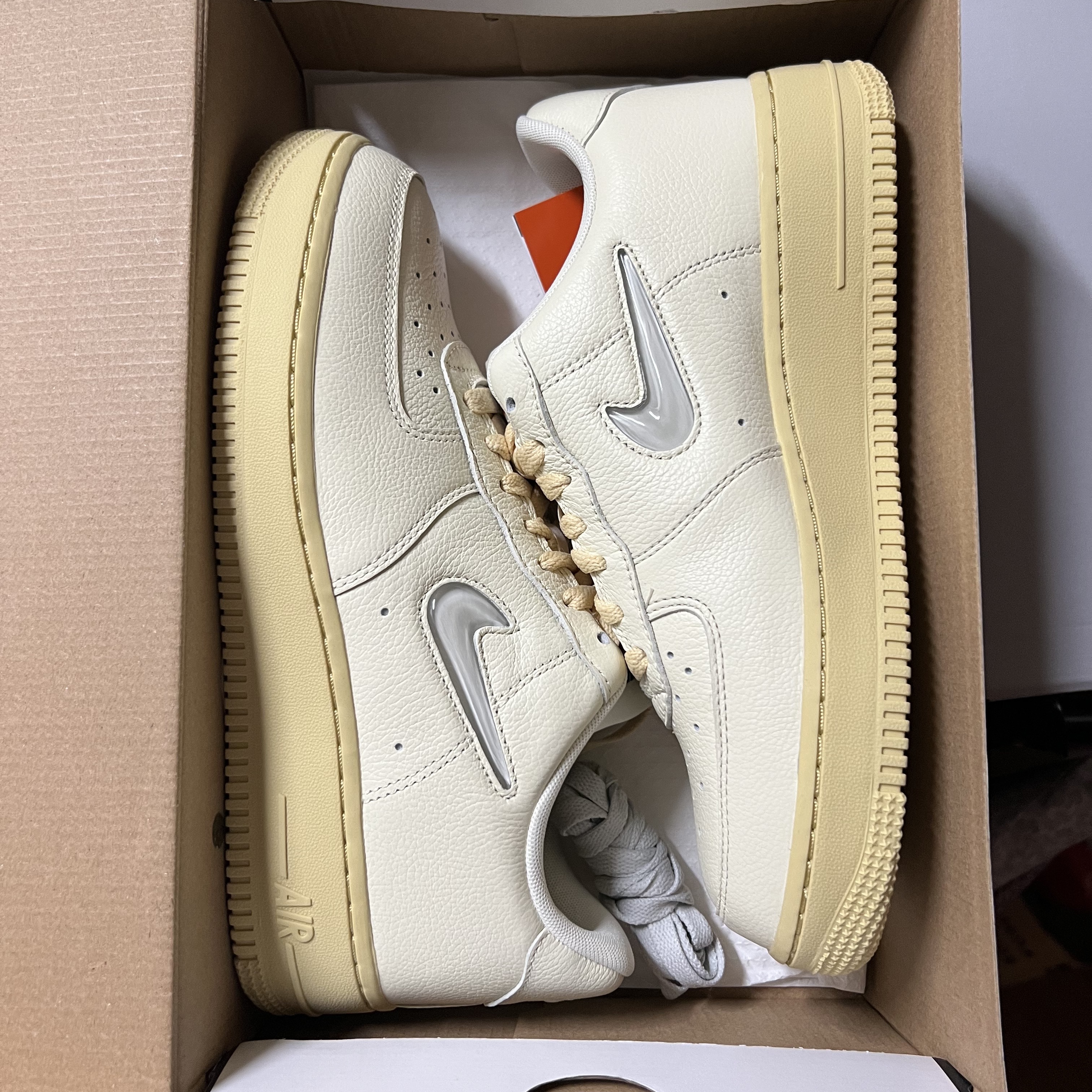 (W) Nike Air Force 1 '07 LX Coconut Milk and Lemon Wash 착용 스타일