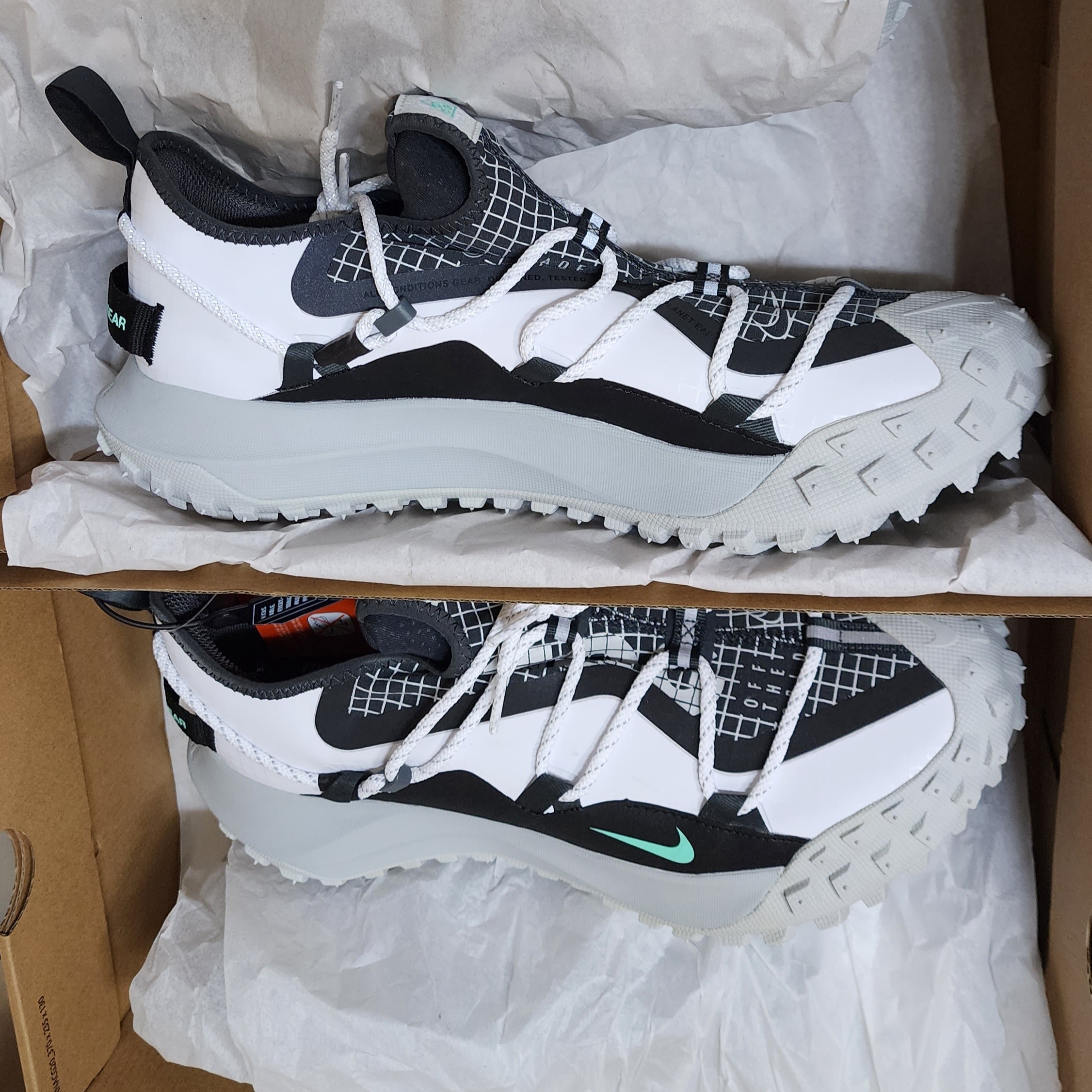 Nike ACG Mountain Fly Low SE White and Black 착용 스타일