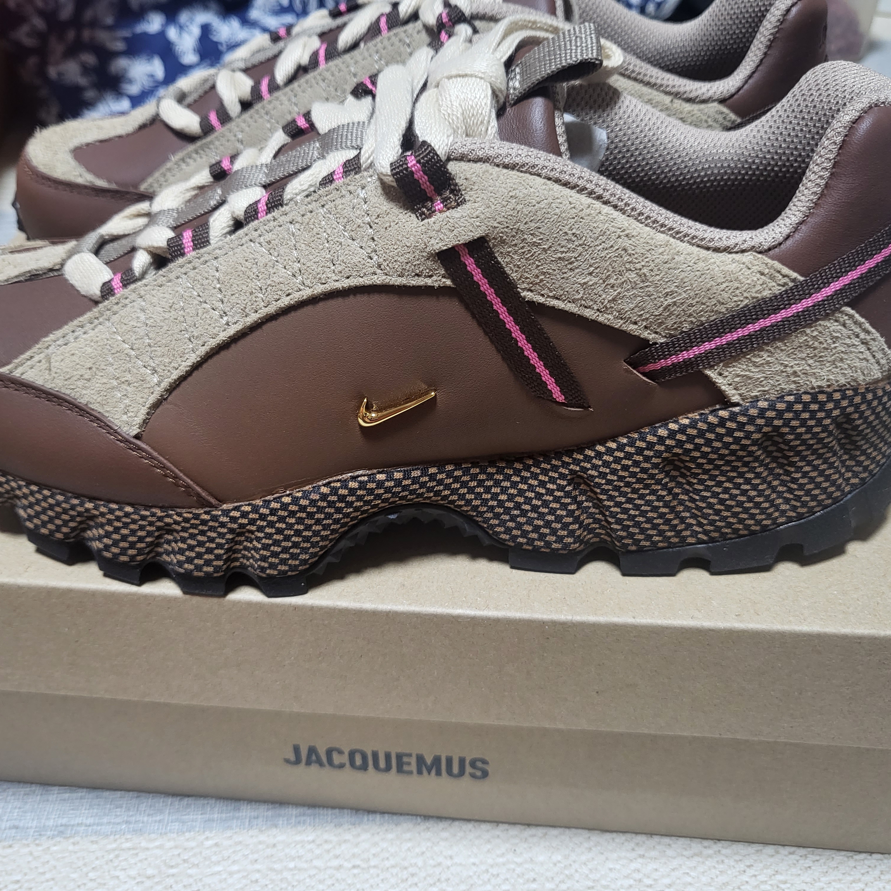 Nike x Jacquemus Air Humara LX Ale Brown and Gold 착용 스타일 - 1